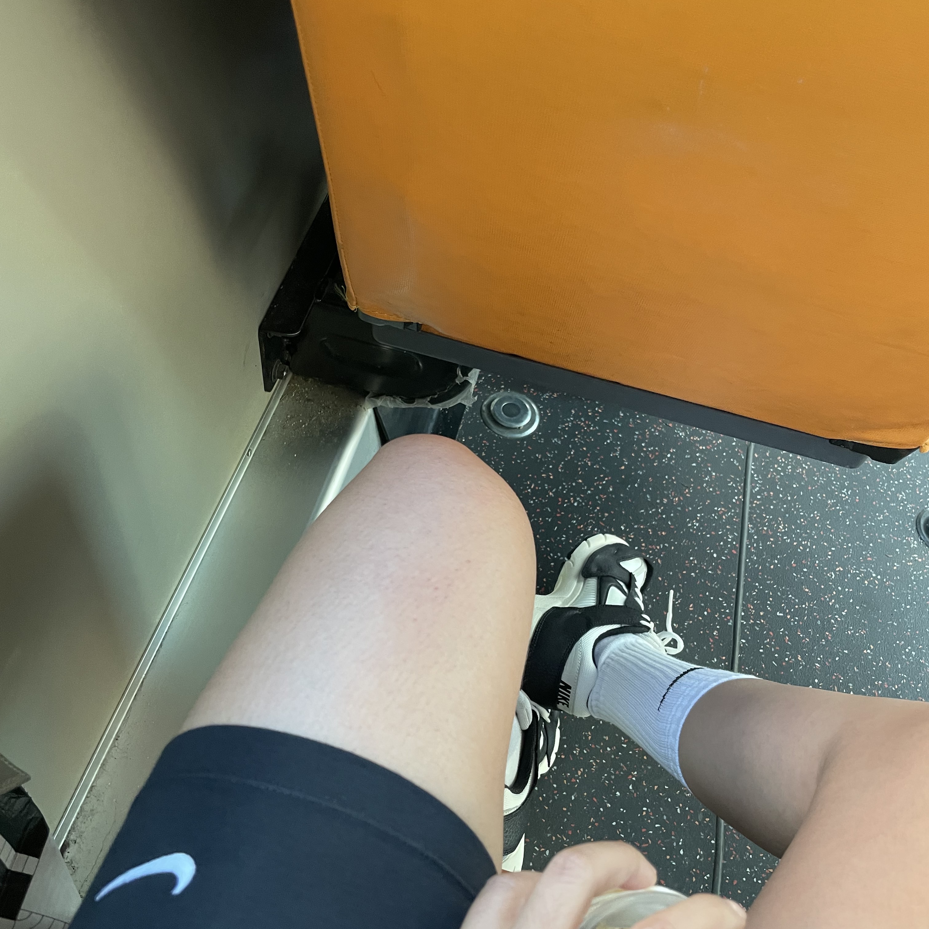 (W) Nike Zoom Vomero 5 Wolf Grey and Black 착용 스타일