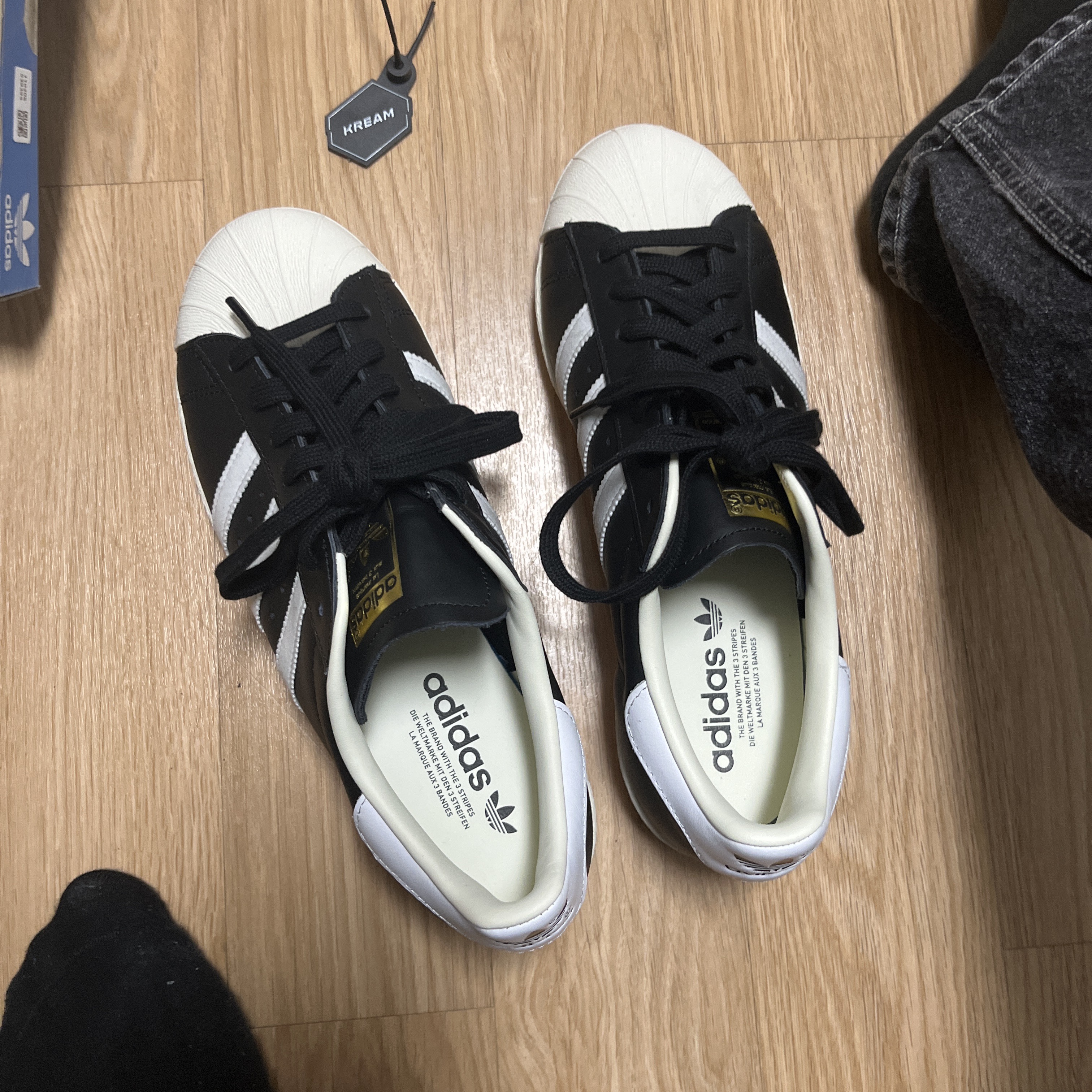 Adidas Superstar 82 FI Core Black 착용 스타일 - 1