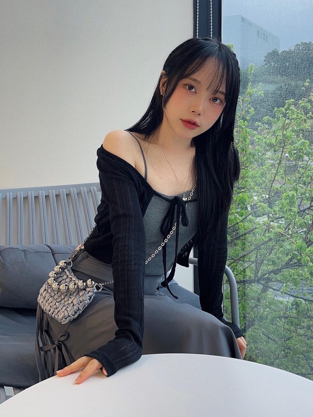 Heeari Women Lav Satin Knit Mini Bag Silver 착용 스타일 - 2