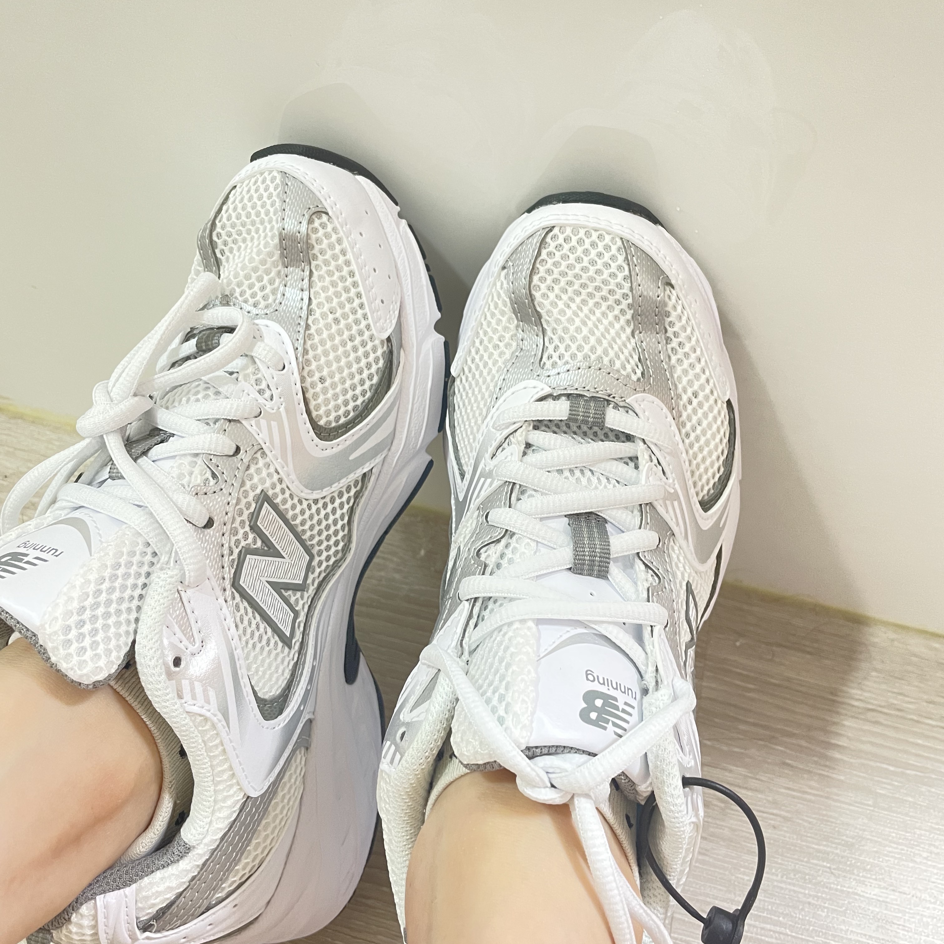 New Balance 530 White Silver 착용 스타일