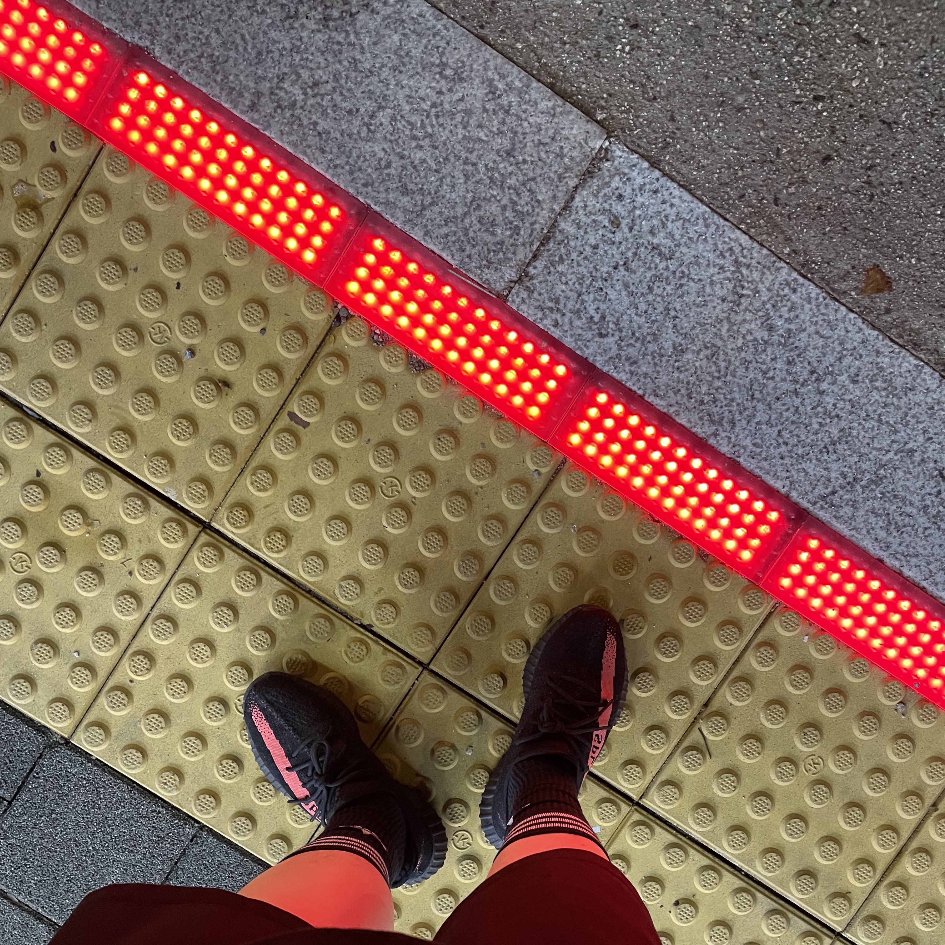 Adidas Yeezy Boost 350 V2 Core Black Red 2022/2023 착용 스타일
