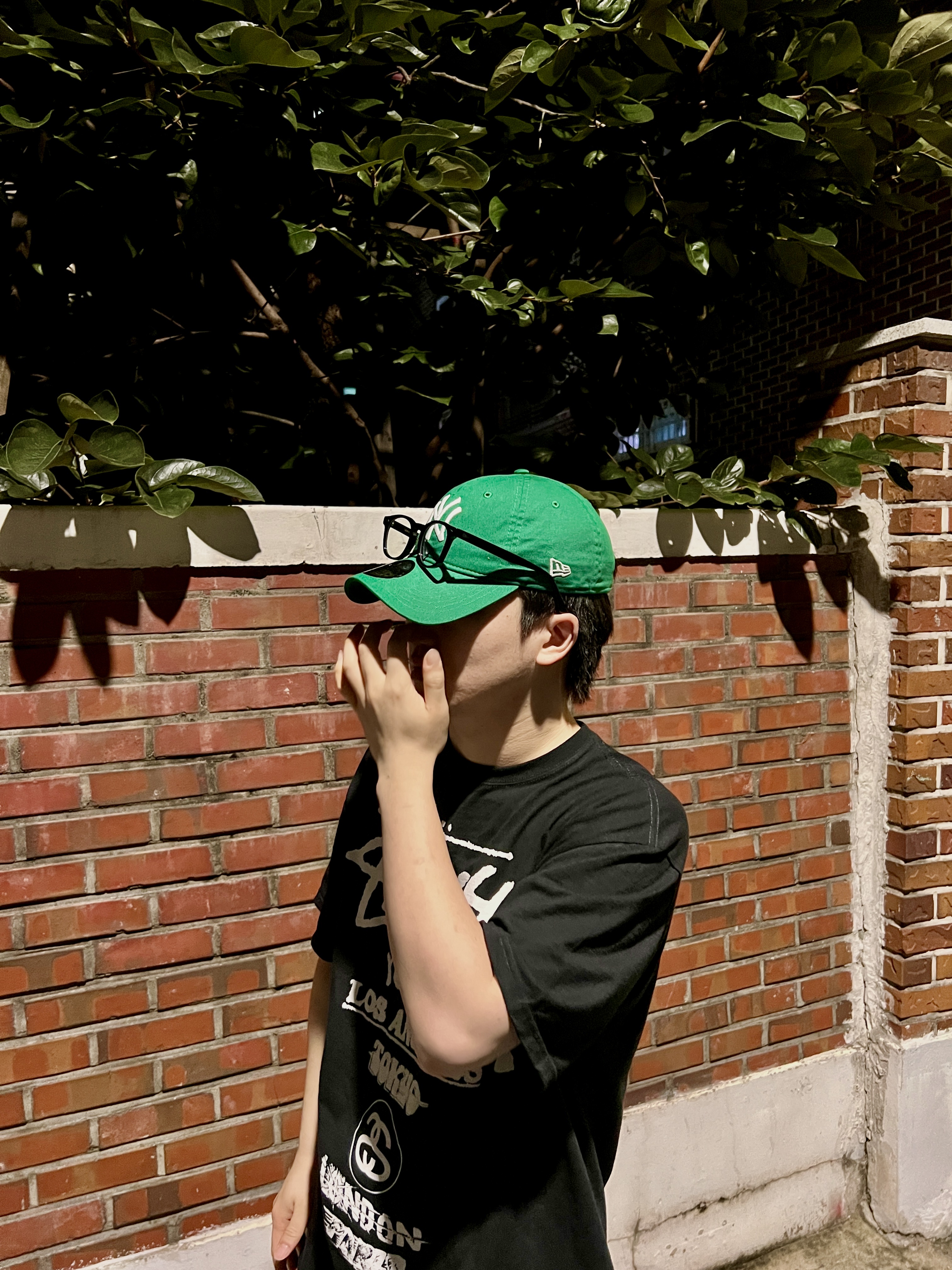 New Era x MoMA New York Yankees Cap Kelly Green, Stussy Tour T-Shirt Black 착용 스타일