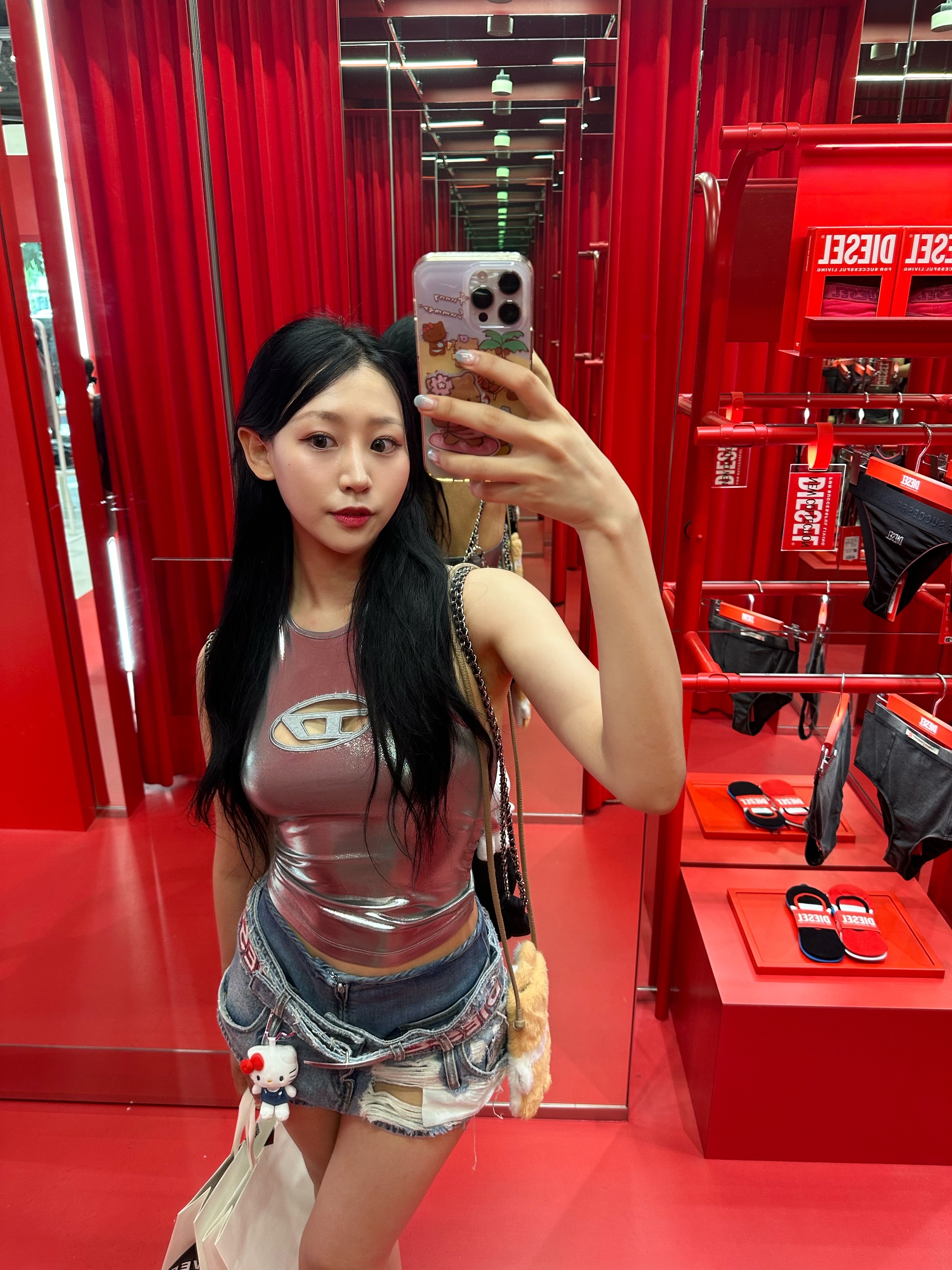 (W) Diesel T-Salila-Od Logo Tank Top Silver, (W) Diesel De-Monker Destroyed Denim Shorts Light Blue 착용 스타일 - 4
