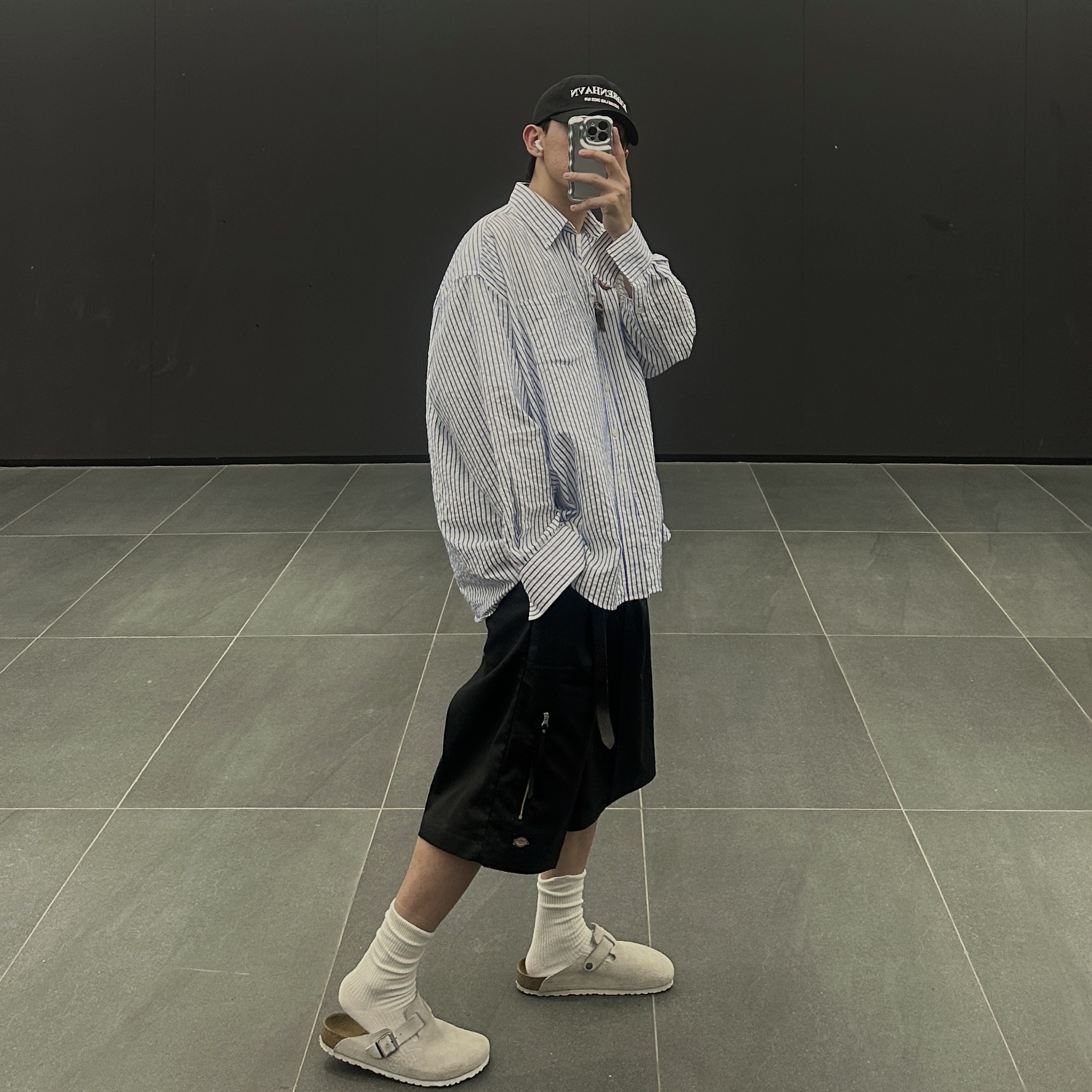 Birkenstock x Stussy Boston Clog Bone, Our Legacy Borrowed BD Shirt White Blue Crinkled Stripe 착용 스타일 - 2