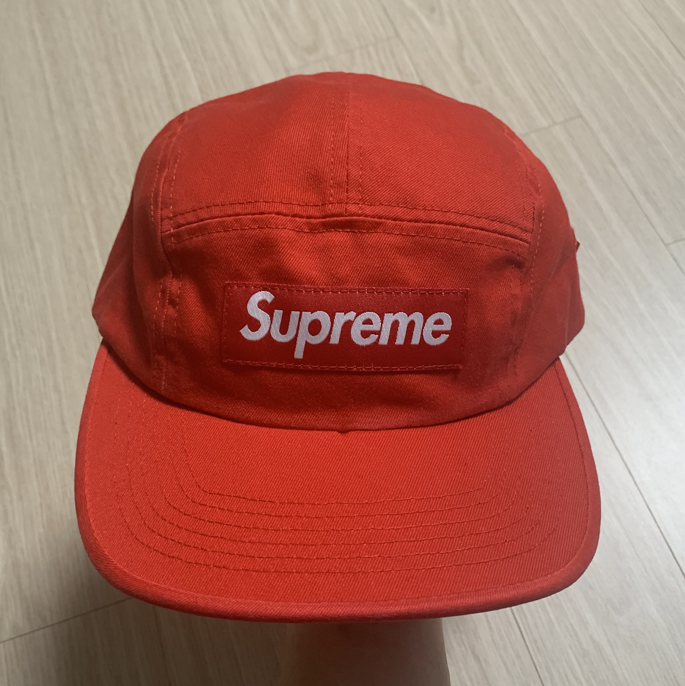 Supreme Washed Chino Twill Camp Cap Red 착용 스타일 - 3