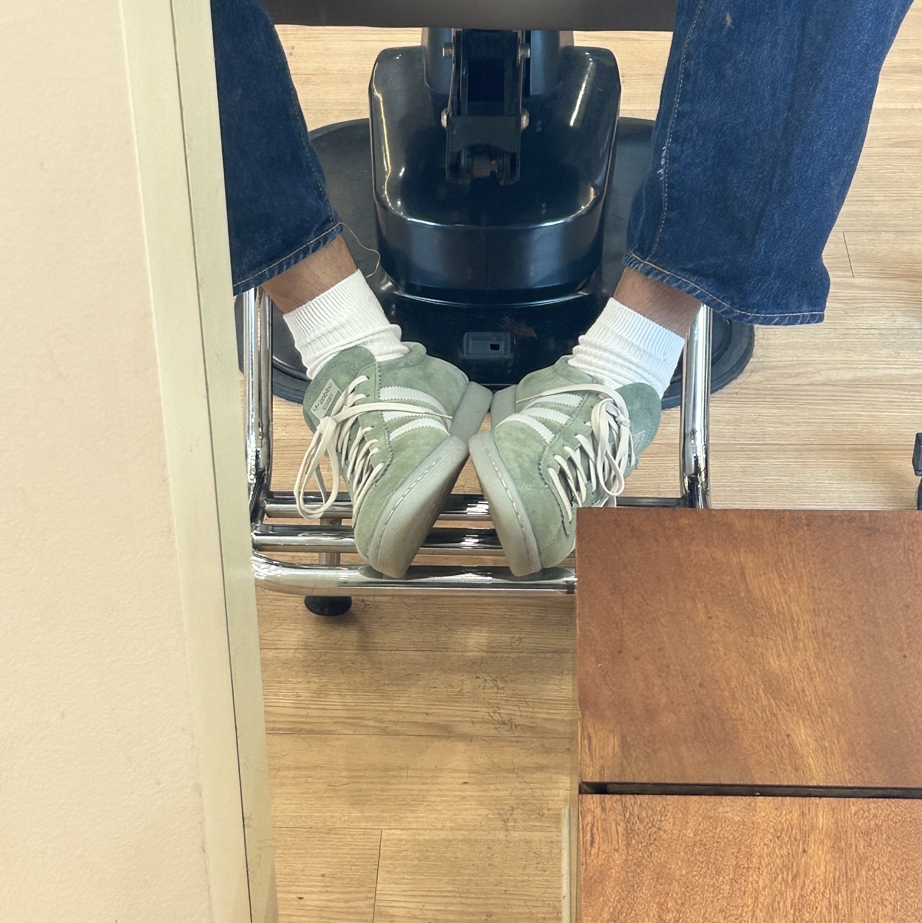 Adidas Tobacco Silver Green Pantone 착용 스타일