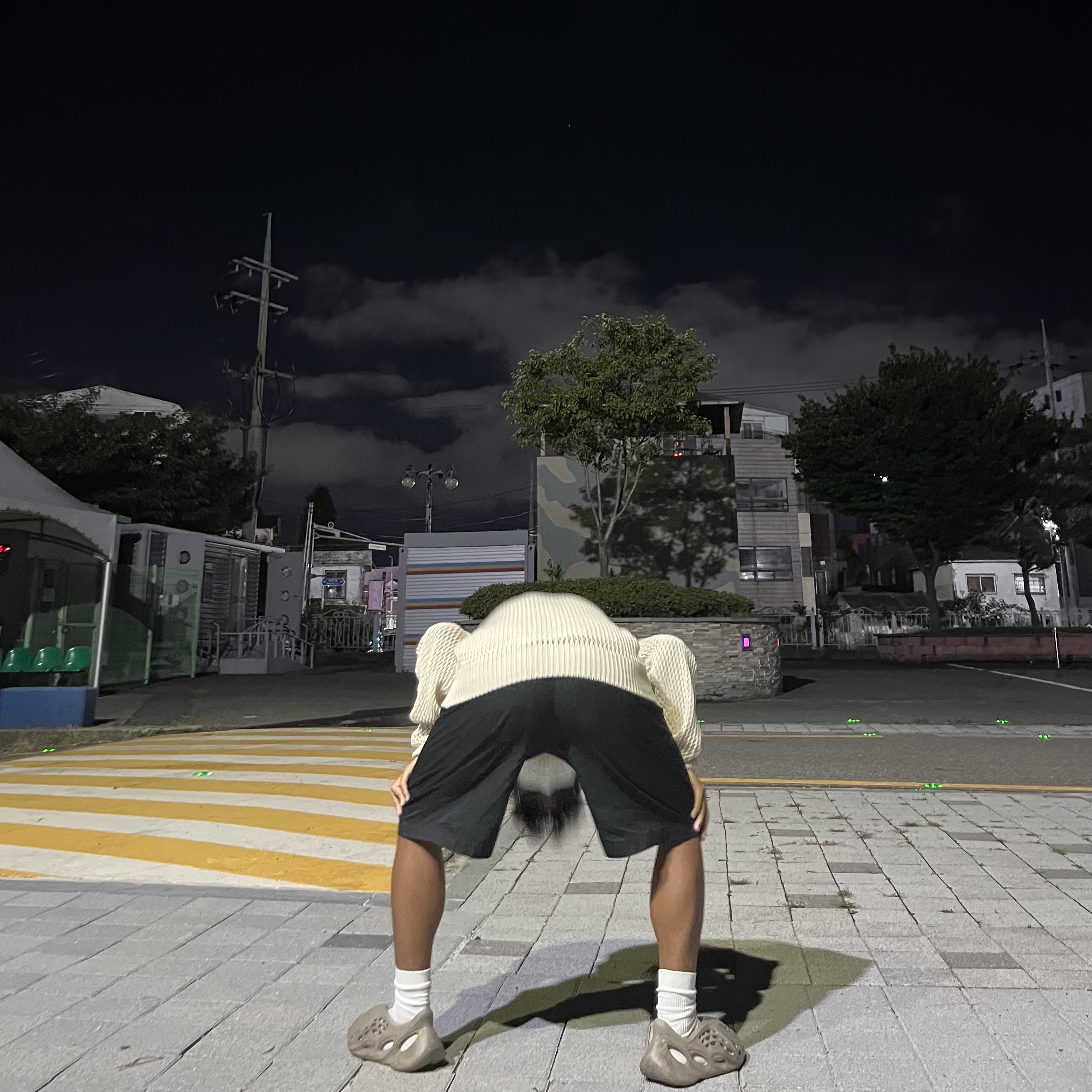 Adidas Yeezy Foam RNNR Stone Sage, Off-White x Amore Pacific Protection Box (Without Cosmetics) 착용 스타일 - 3