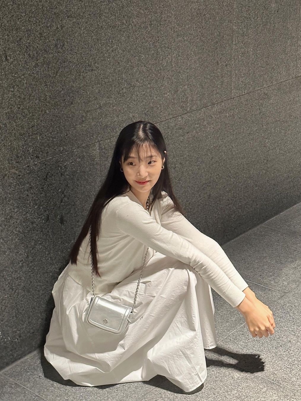Heeari Women Poppy Chain Mini Bag Silver, Heeari Women Poppy Chain Mini Bag Denim 착용 스타일 - 1