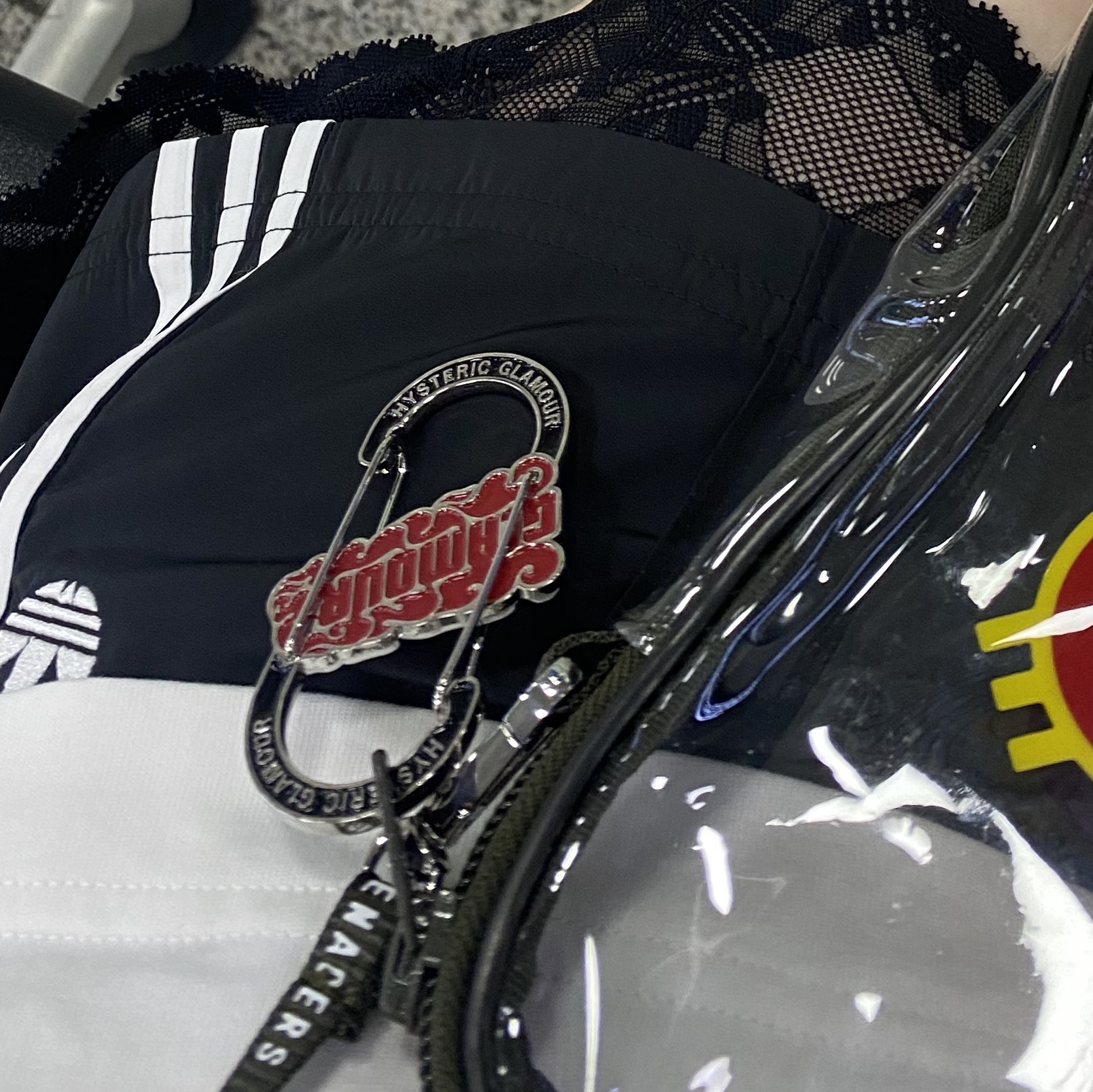 Hysteric Glamour Flame Logo Carabiner Keychain Black, Human Made PVC Pouch Medium Olive Drab 착용 스타일