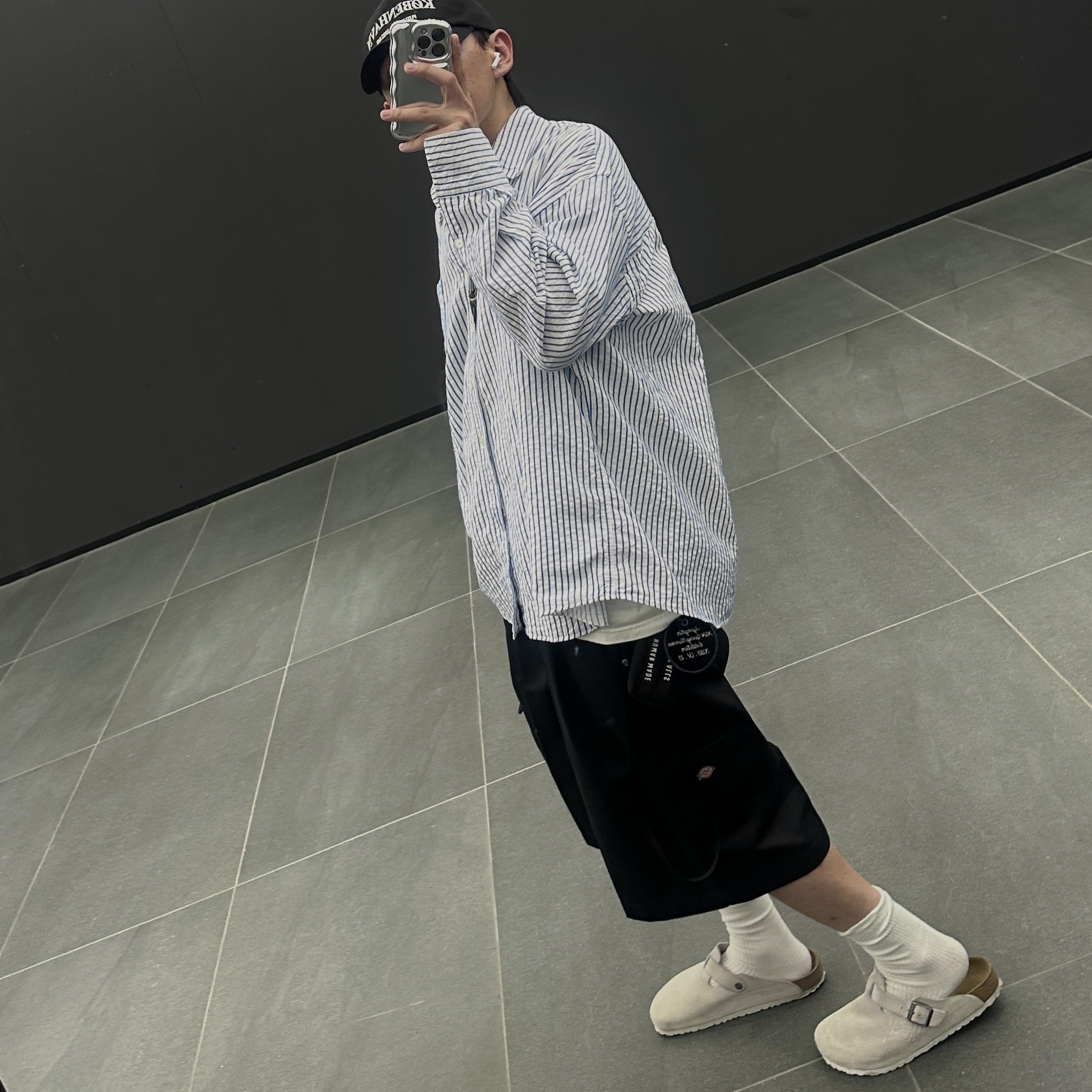 Birkenstock x Stussy Boston Clog Bone, Our Legacy Borrowed BD Shirt White Blue Crinkled Stripe 착용 스타일 - 4