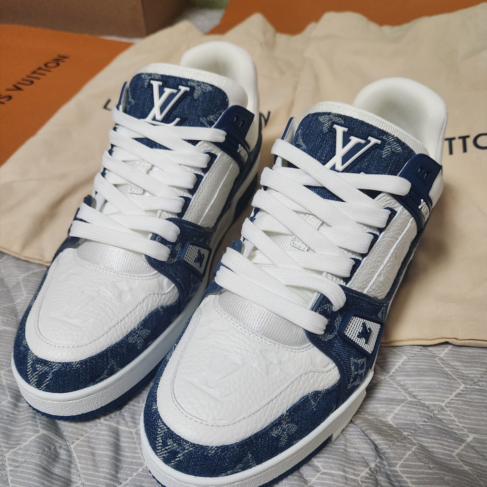 Louis Vuitton LV Trainer Sneakers Monogram Denim Blue 착용 스타일 - 2