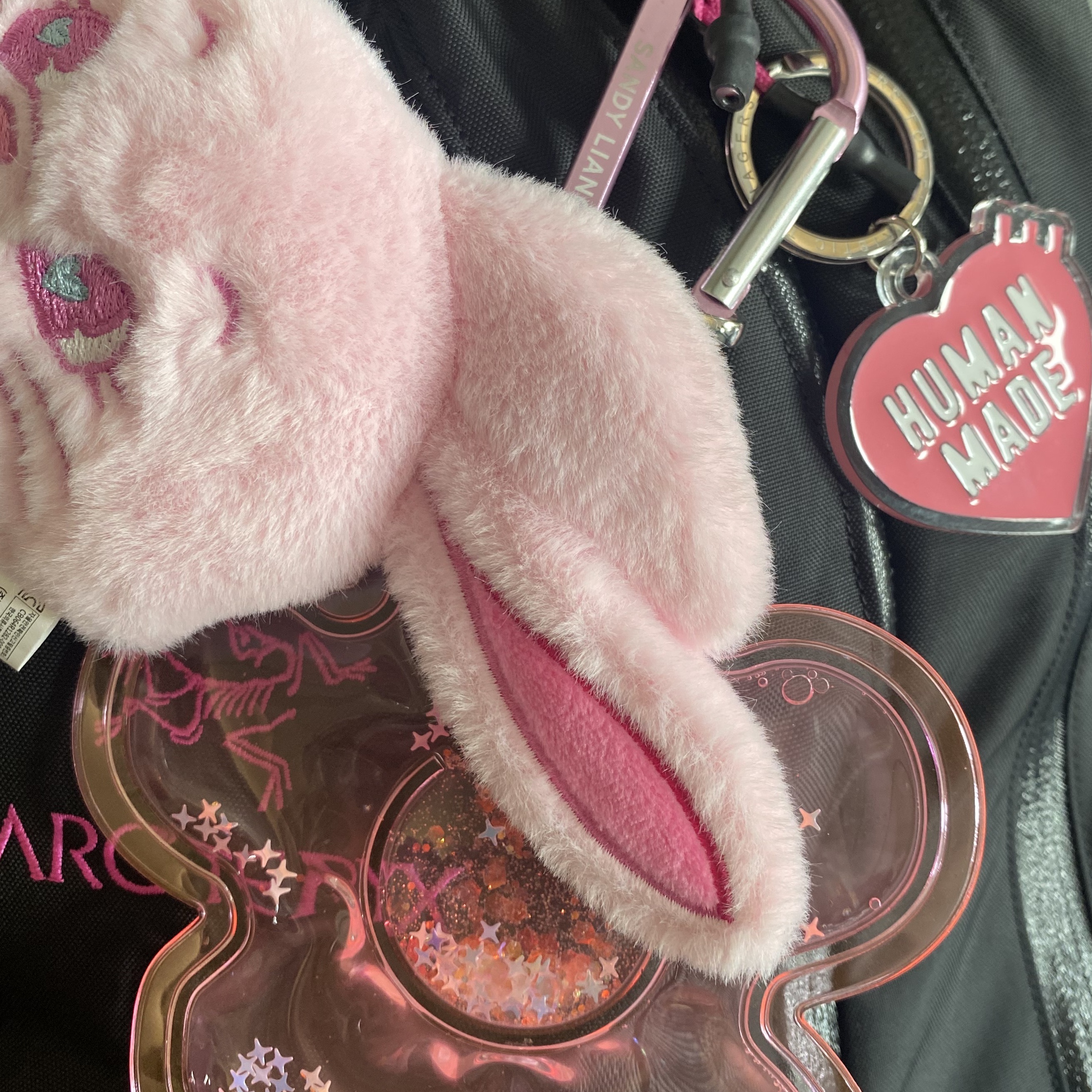 NewJeans Tokki Merchandise Fluffy Keyring Pink, Sandy Liang Jelly Keychain Pink 착용 스타일 - 1