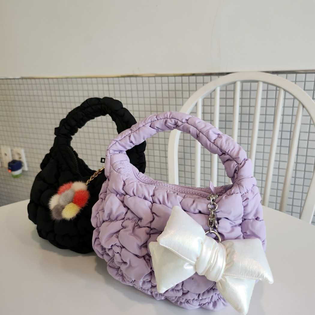 COS Quilted Micro Bag Purple, [KREAM 단독] Bloomingtale Padded Ribbon Keyring White 착용 스타일