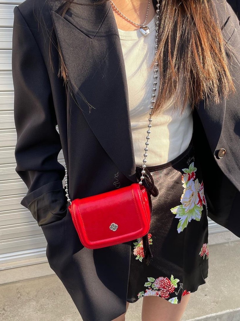Heeari Women Poppy Chain Mini Bag Red, Heeari Women Poppy Chain Mini Bag Yellow 착용 스타일 - 2