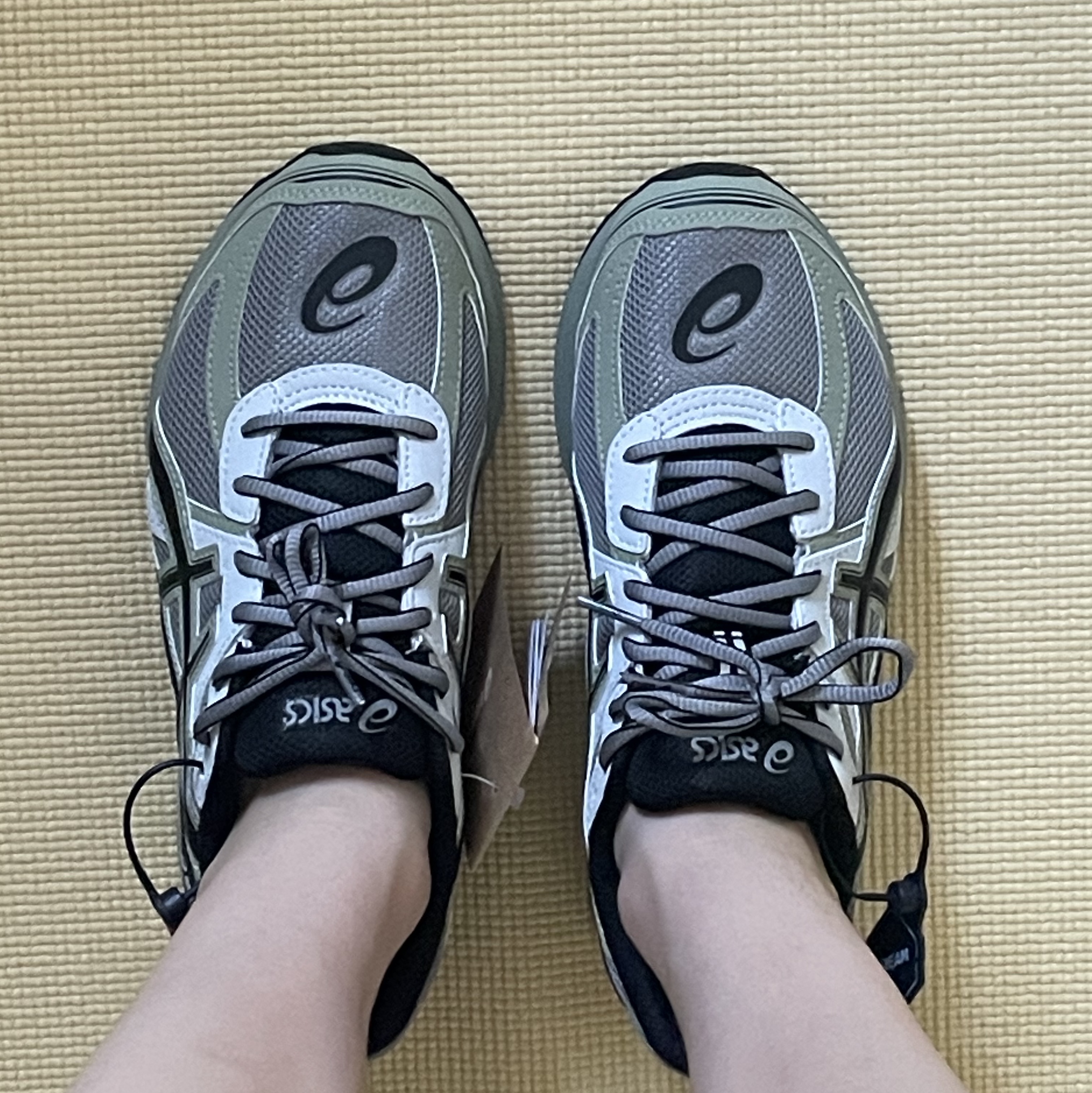 Asics Jog 100 S Sheet Rock - 2E Wide 착용 스타일 - 2