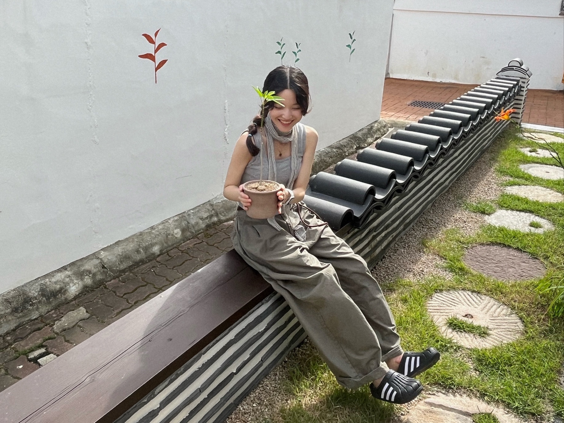 Adidas Adilette Clog Black White 착용 스타일 - 1