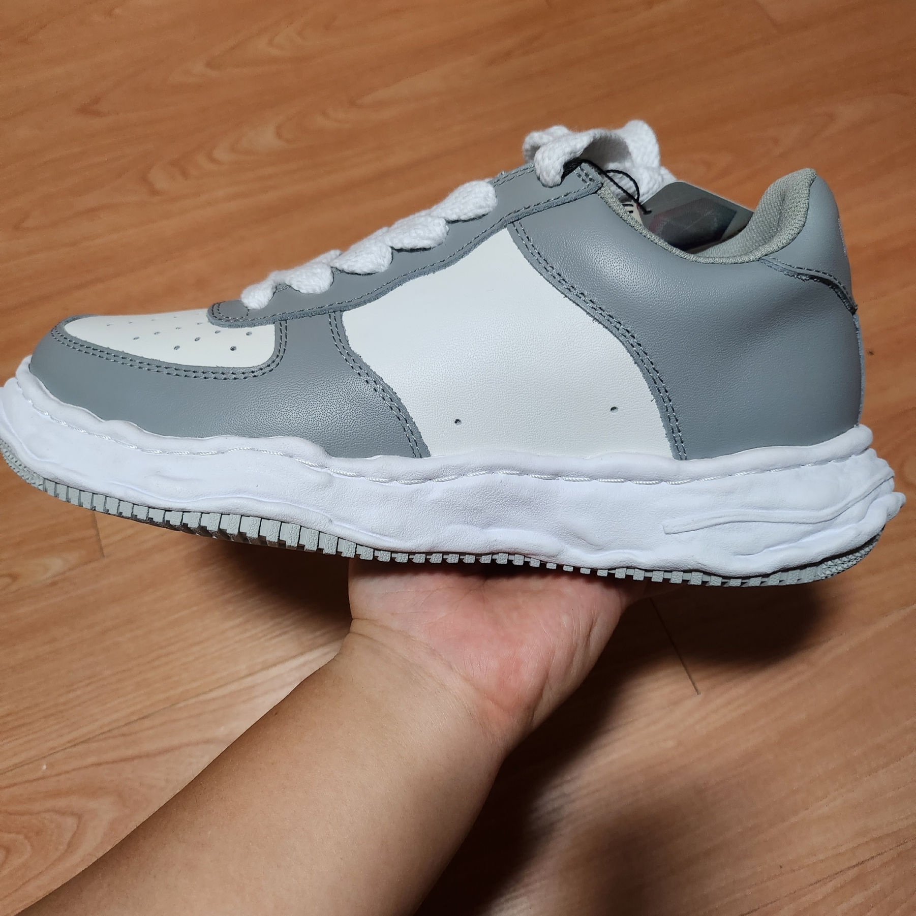 Maison Mihara Yasuhiro Wayne OG Sole Leather Low-top Sneakers Gray White 착용 스타일 - 5