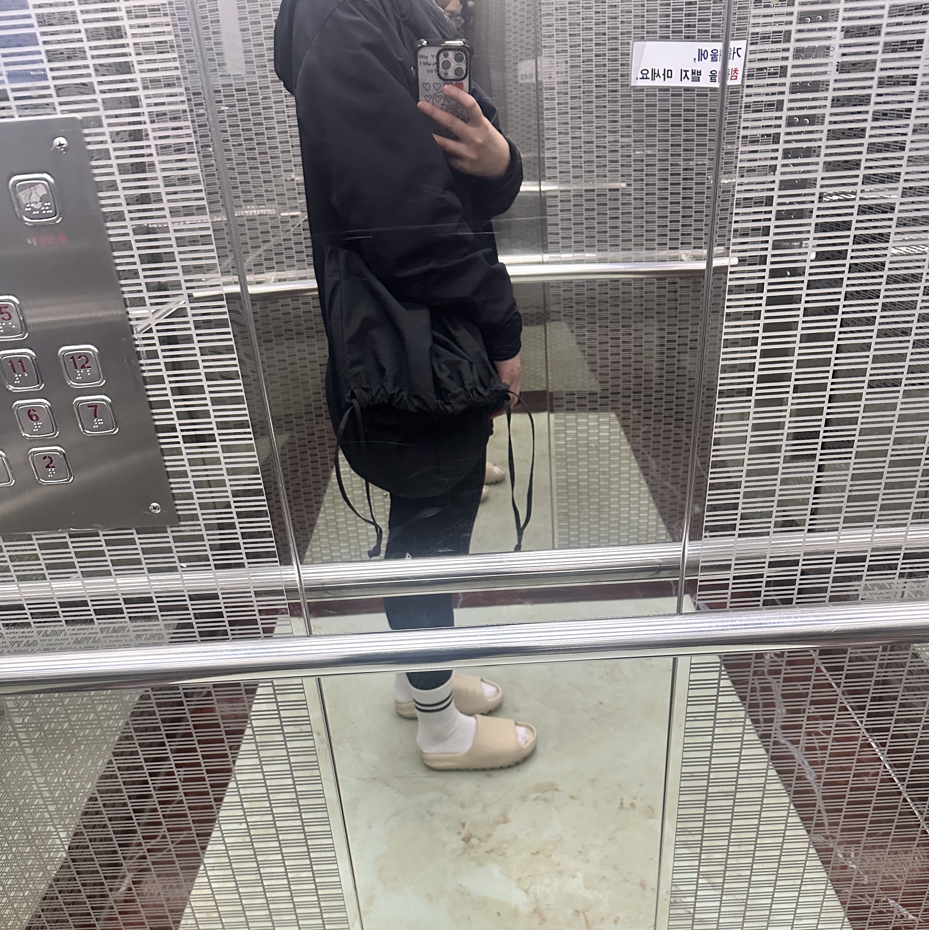 Adidas Yeezy Slide Bone 2022/2023, Uniqlo U Drawstring Shoulder Bag Black 착용 스타일