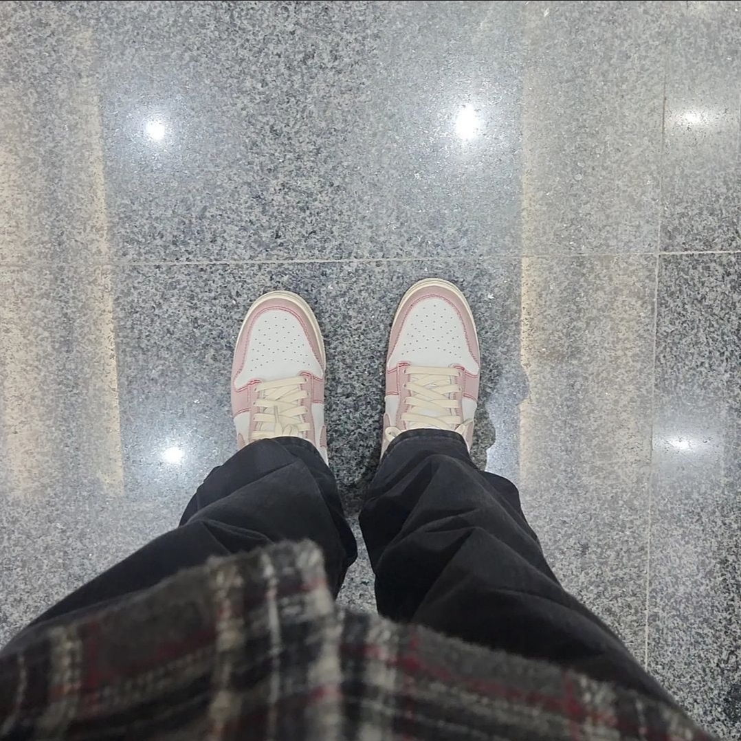 Nike Dunk High 1985 Barely Rose 착용 스타일