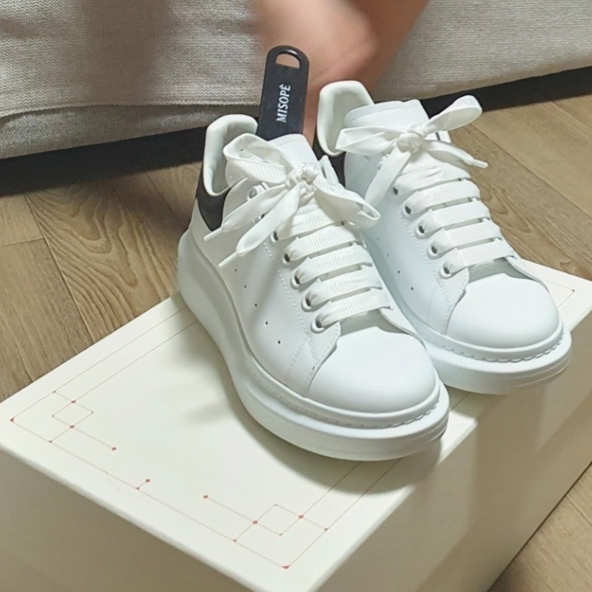 Alexander McQueen Oversized Sneakers White Black 착용 스타일