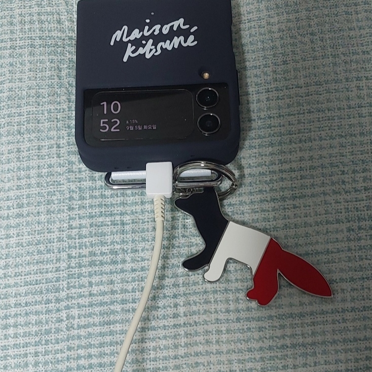 Maison Kitsune Tricolor Fox Metal Keyring Multicolor 착용 스타일