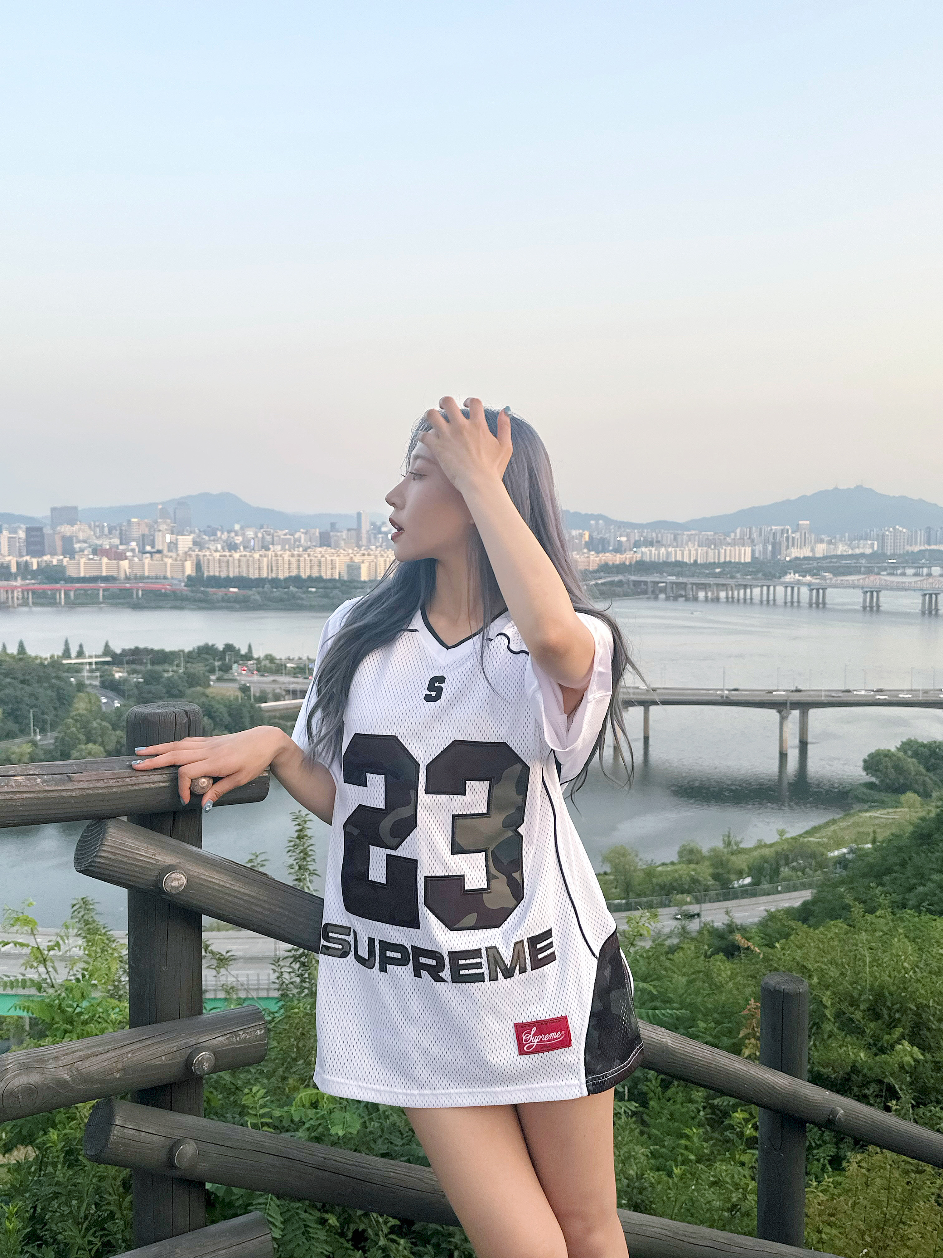 Supreme Perfect Season Football Jersey White - 23SS, Supreme Mesh Small Backpack Black - 23SS 착용 스타일 - 1