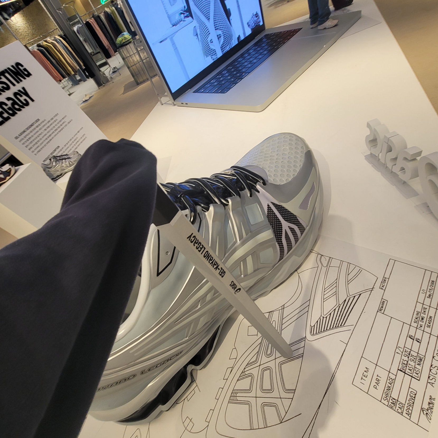 Asics Gel-Kayano Legacy White Black, Asics Gel-Kayano Legacy Pure Silver 착용 스타일 - 2