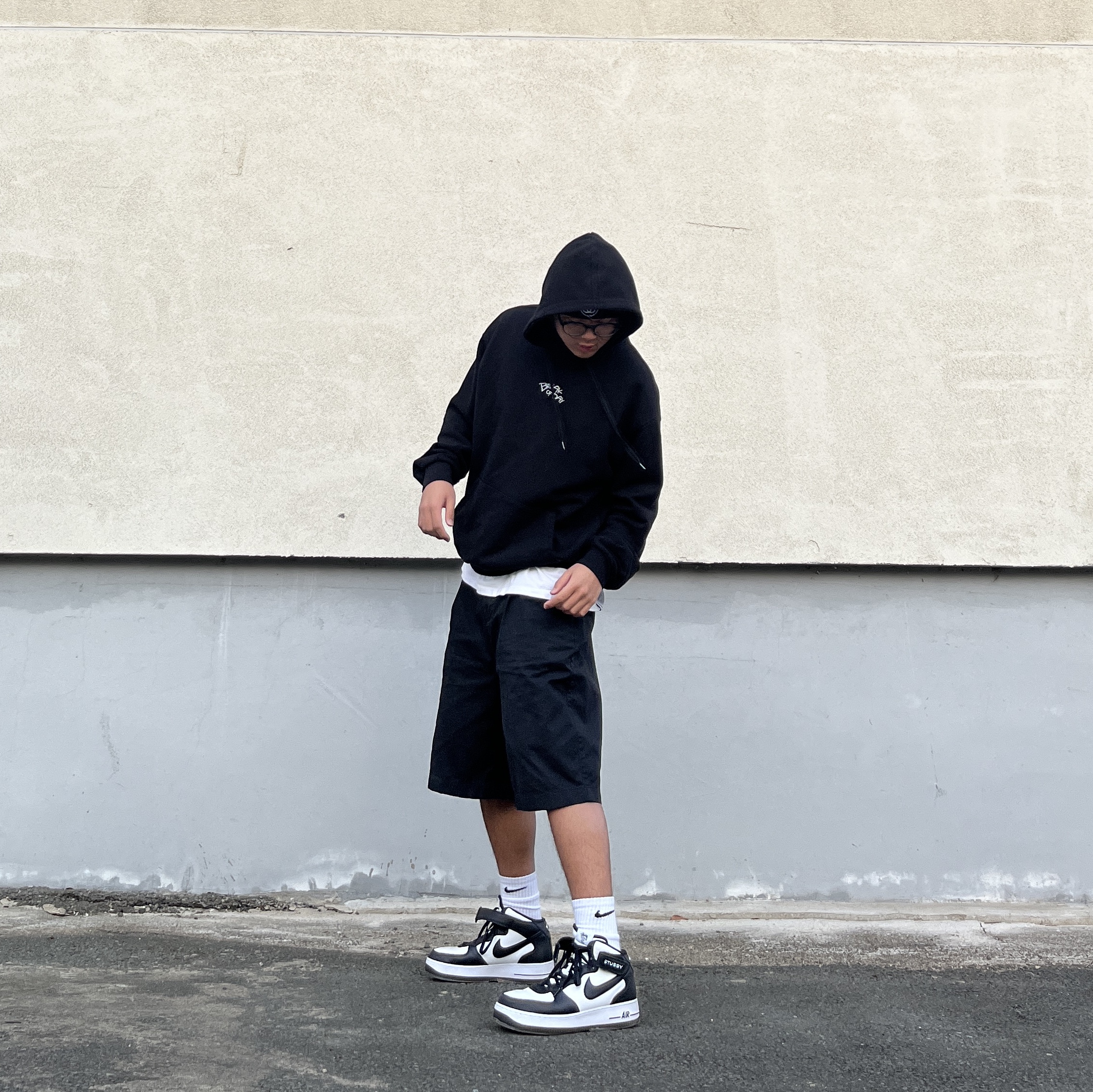 Nike x Stussy Air Force 1 '07 Mid SP Black and Light Bone 착용 스타일 - 3