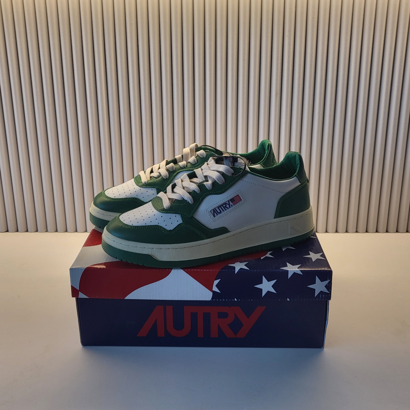 Autry Medalist Low Leather Sneakers Green White 착용 스타일 - 2