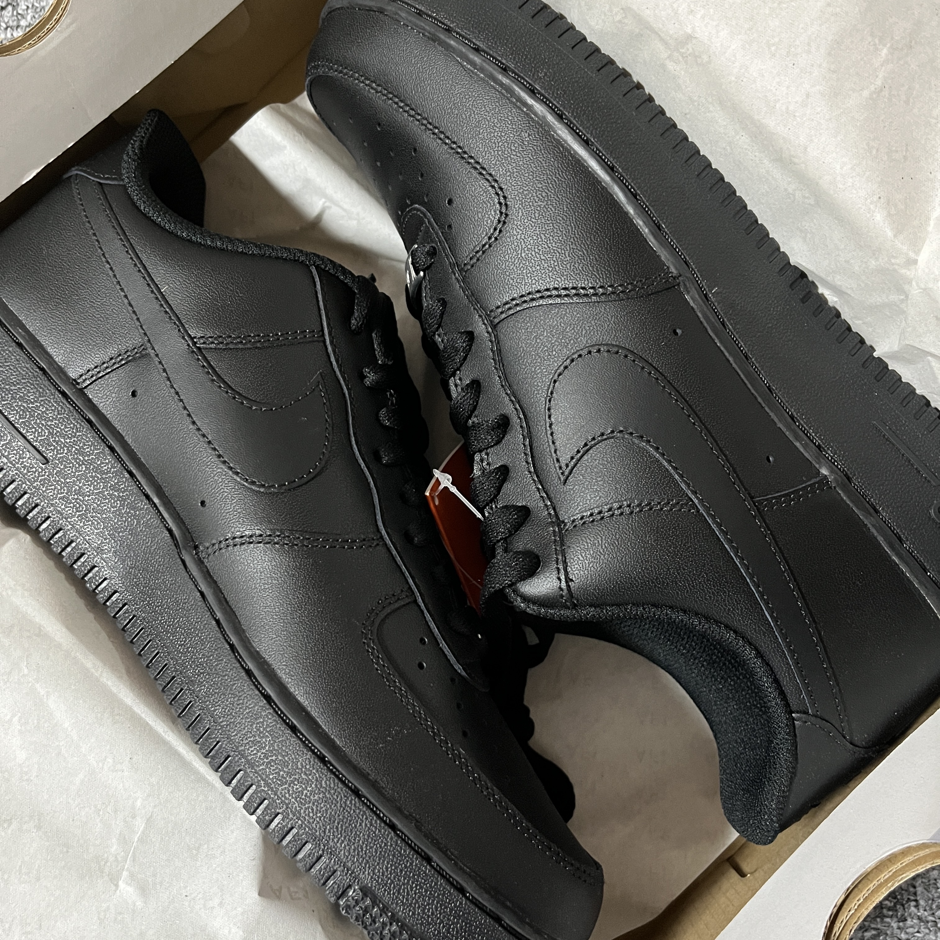Nike Air Force 1 '07 Low Triple Black 착용 스타일 - 1