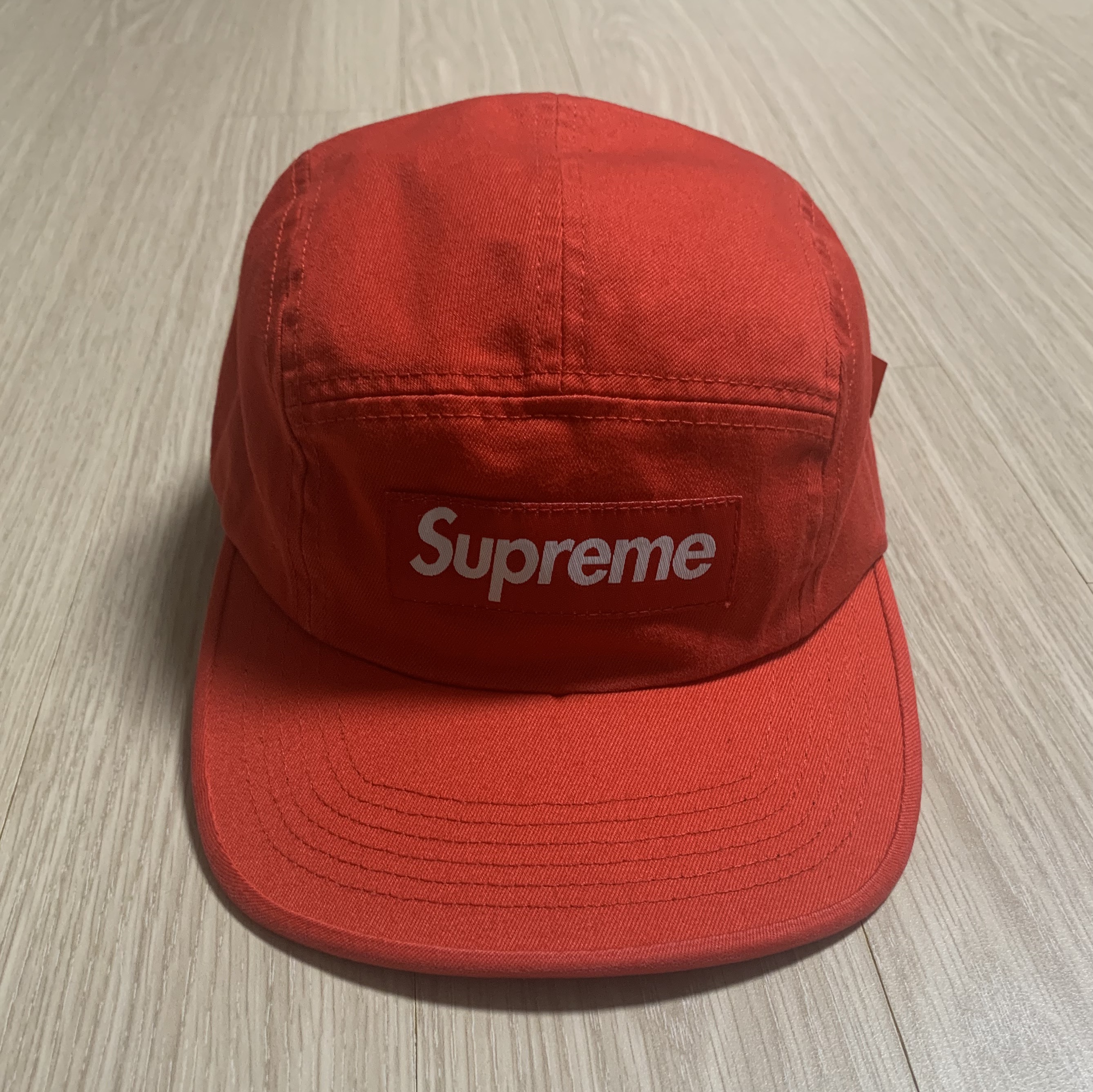 Supreme Washed Chino Twill Camp Cap Red 착용 스타일 - 1