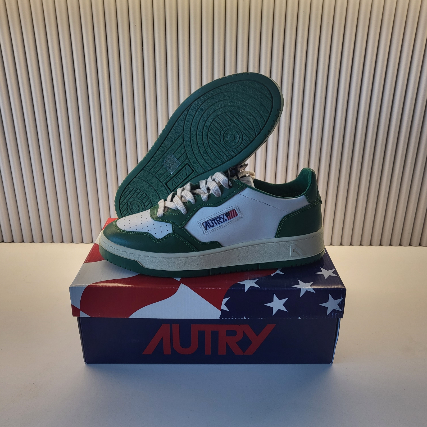 Autry Medalist Low Leather Sneakers Green White 착용 스타일 - 1