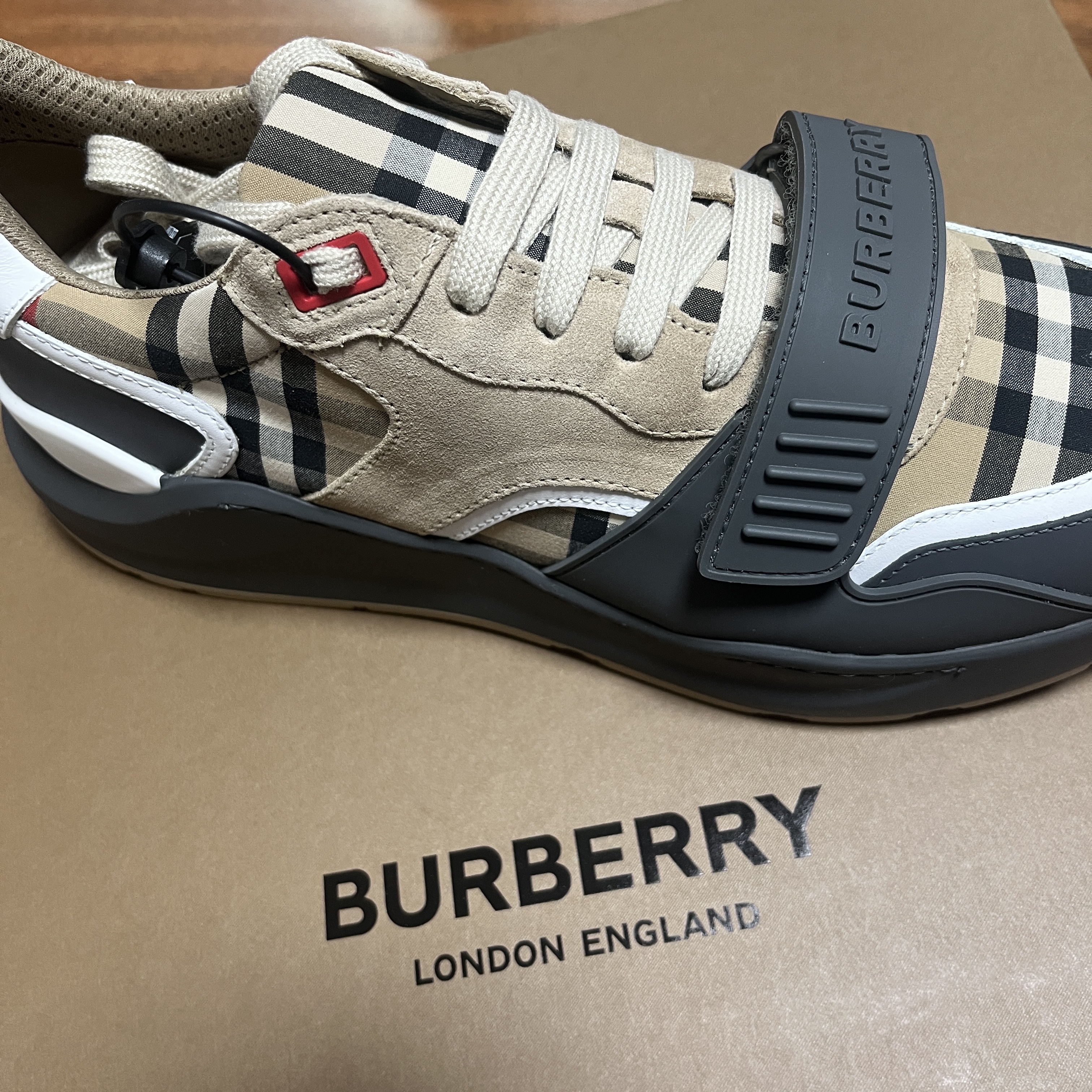 Burberry Vintage Check Suede and Leather Sneakers Grey Archive Beige 착용 스타일 - 1