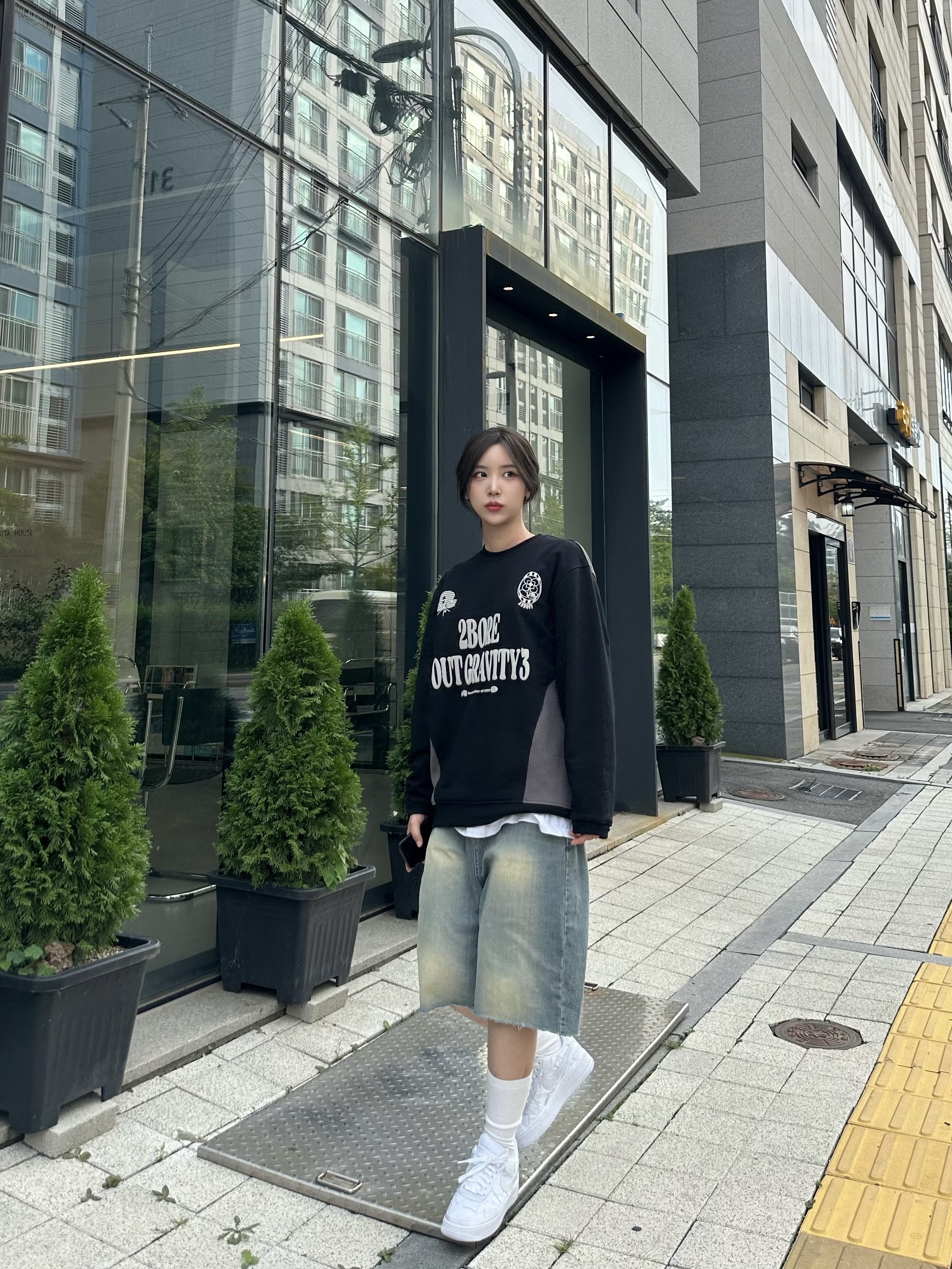 Nike x Billie Eilish Air Force 1 Low SP Triple White 착용 스타일 - 1