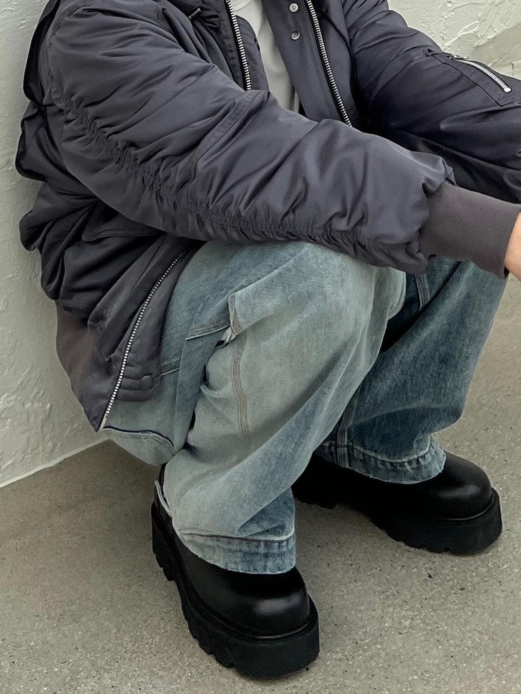 Haleine Satin 3D Detachable Finger Hole Hooded Bomber Grey 착용 스타일