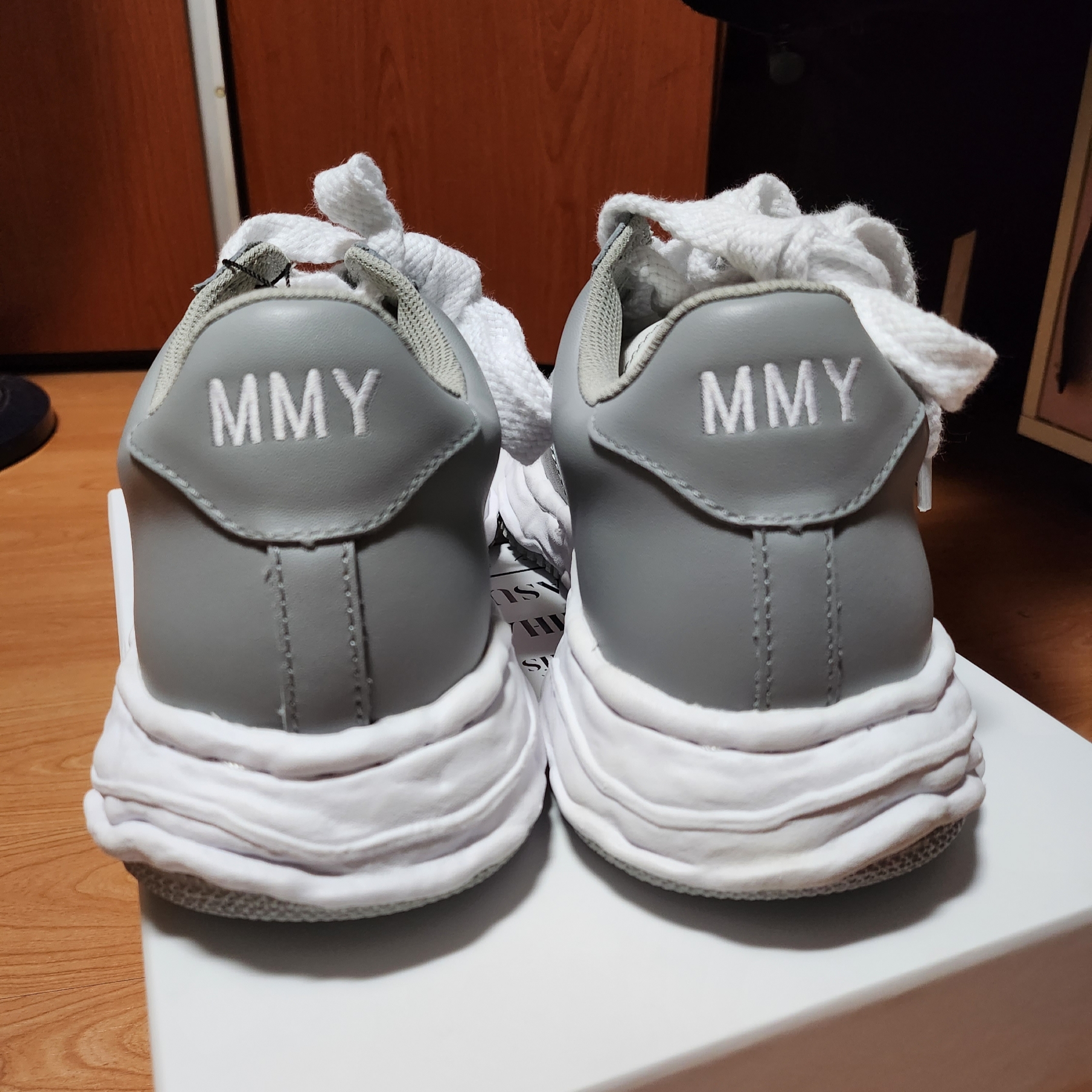 Maison Mihara Yasuhiro Wayne OG Sole Leather Low-top Sneakers Gray White 착용 스타일 - 3