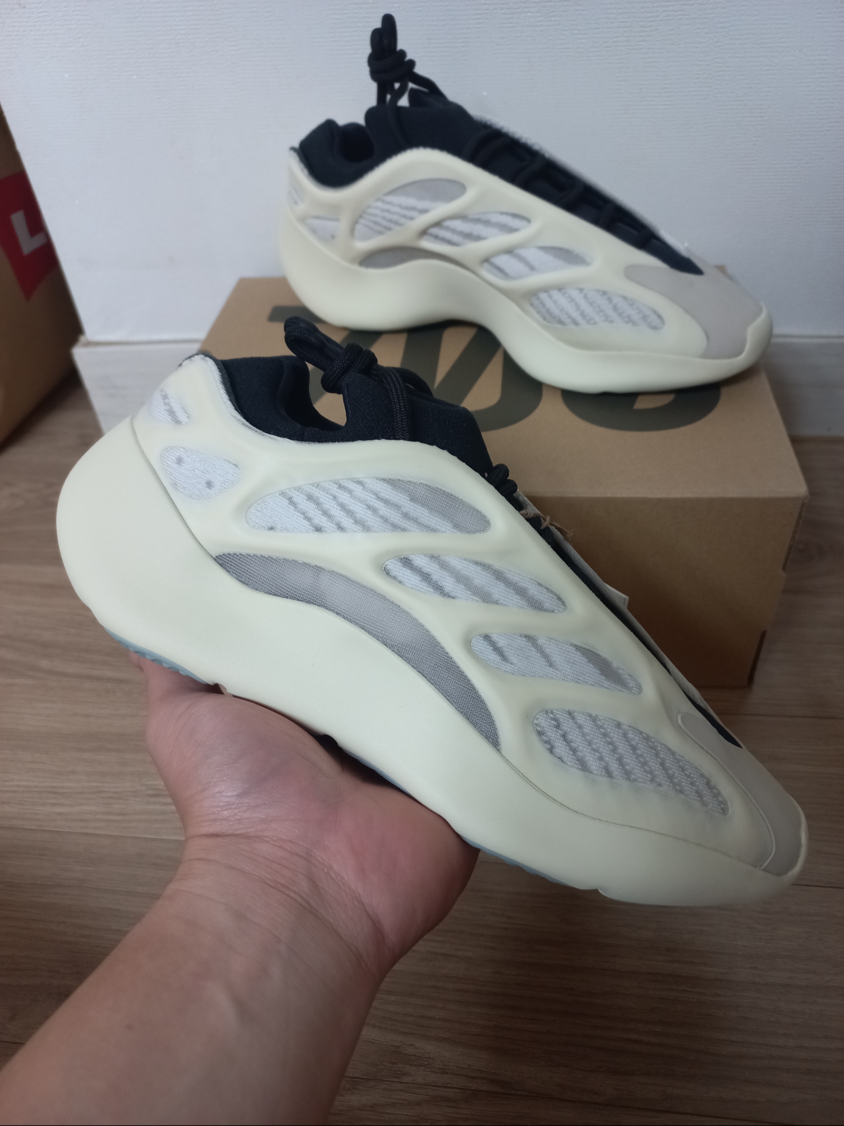Adidas Yeezy 700 V3 Azael 2022/2023, Adidas Yeezy 700 V3 Azael 2019 착용 스타일 - 1