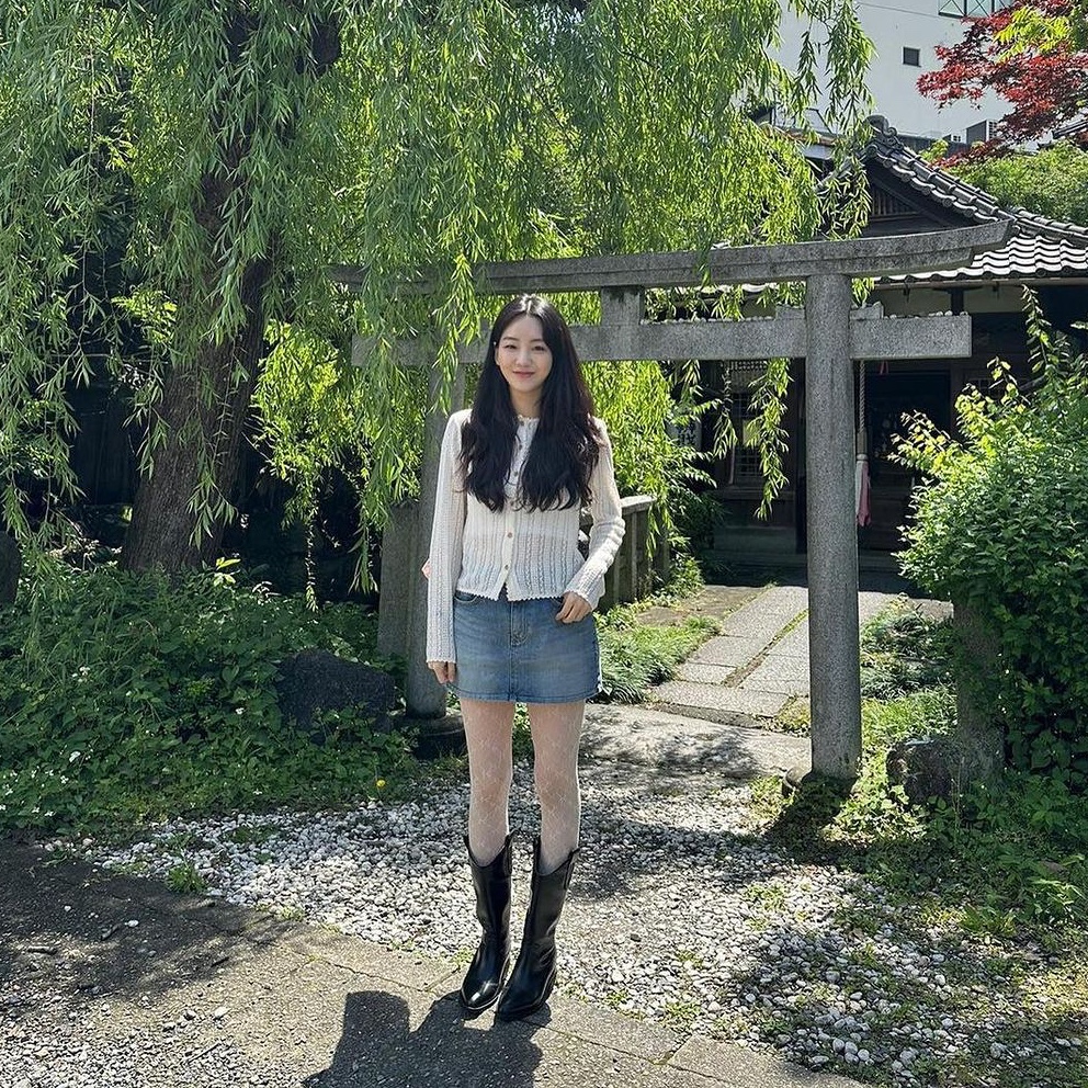 (W) Acne Studios Denim Mini Skirt Mid Blue, Porta Women Corn Denim Pleats Skirt Light Blue 착용 스타일 - 2
