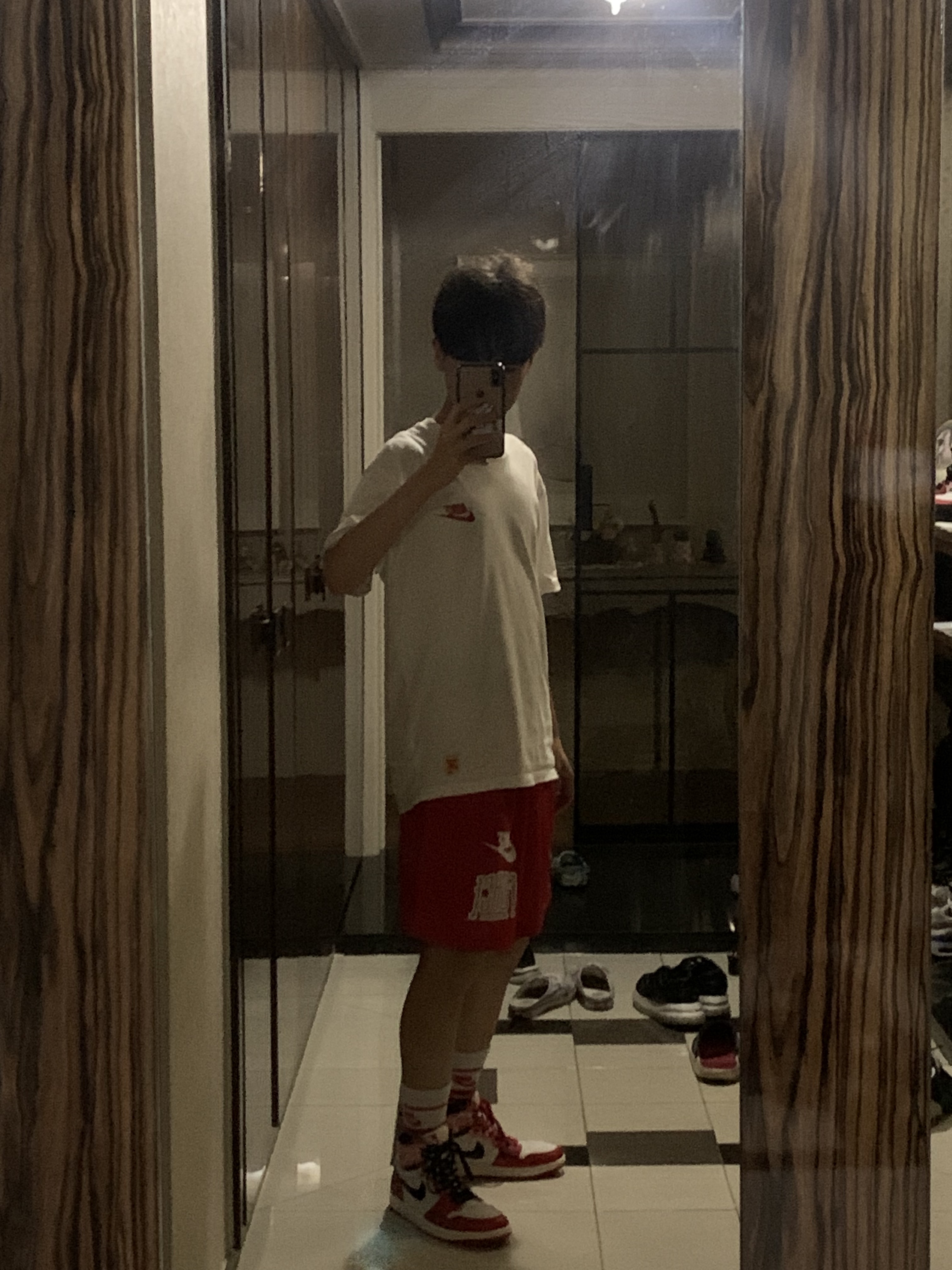Jordan 1 Retro High Spider-Man Next Chapter, Nike NSW Everyday Essential Crew Socks White University Red (3 Pack/Korean Ver.) 착용 스타일