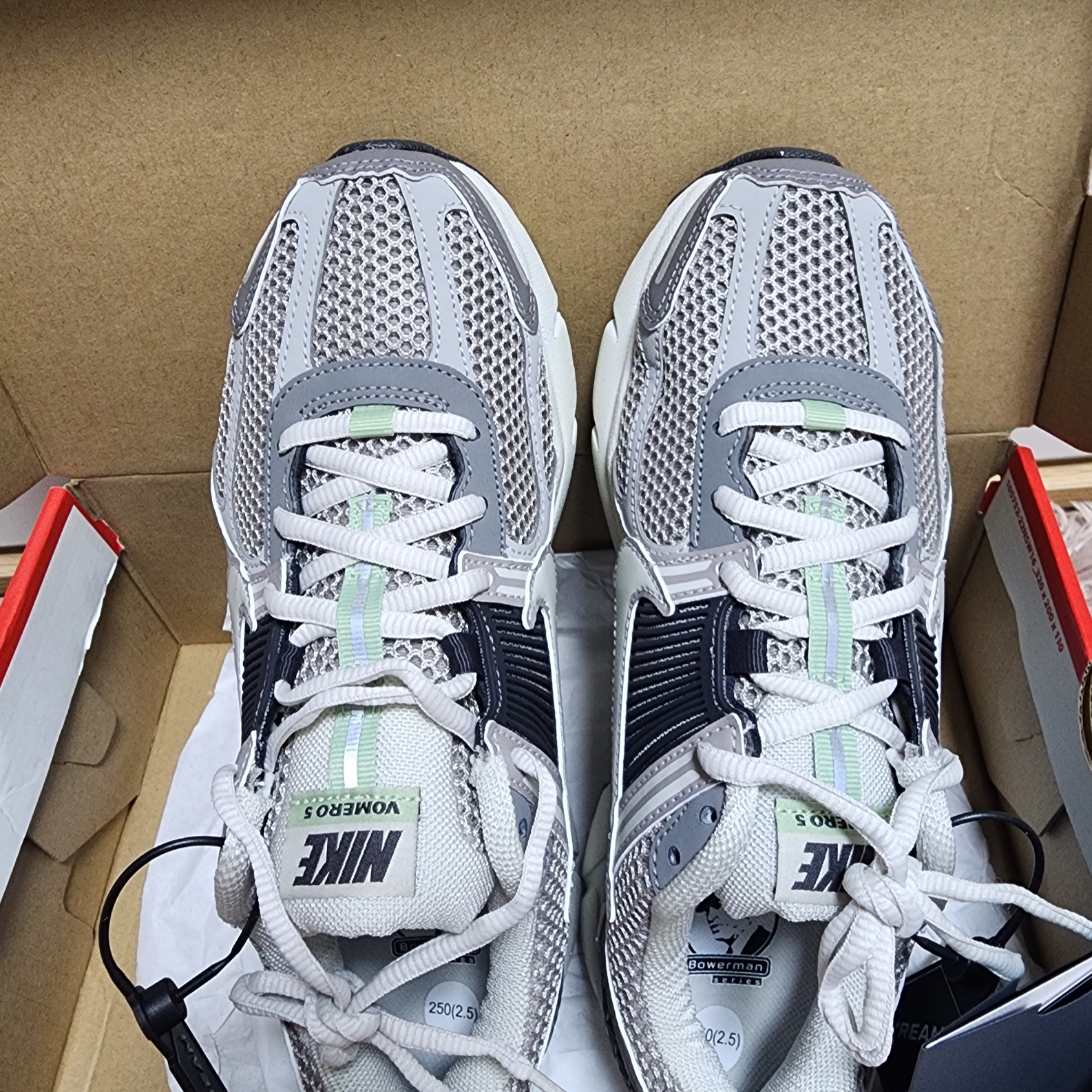 (W) Nike Zoom Vomero 5 Cobblestone and Flat Pewter 착용 스타일