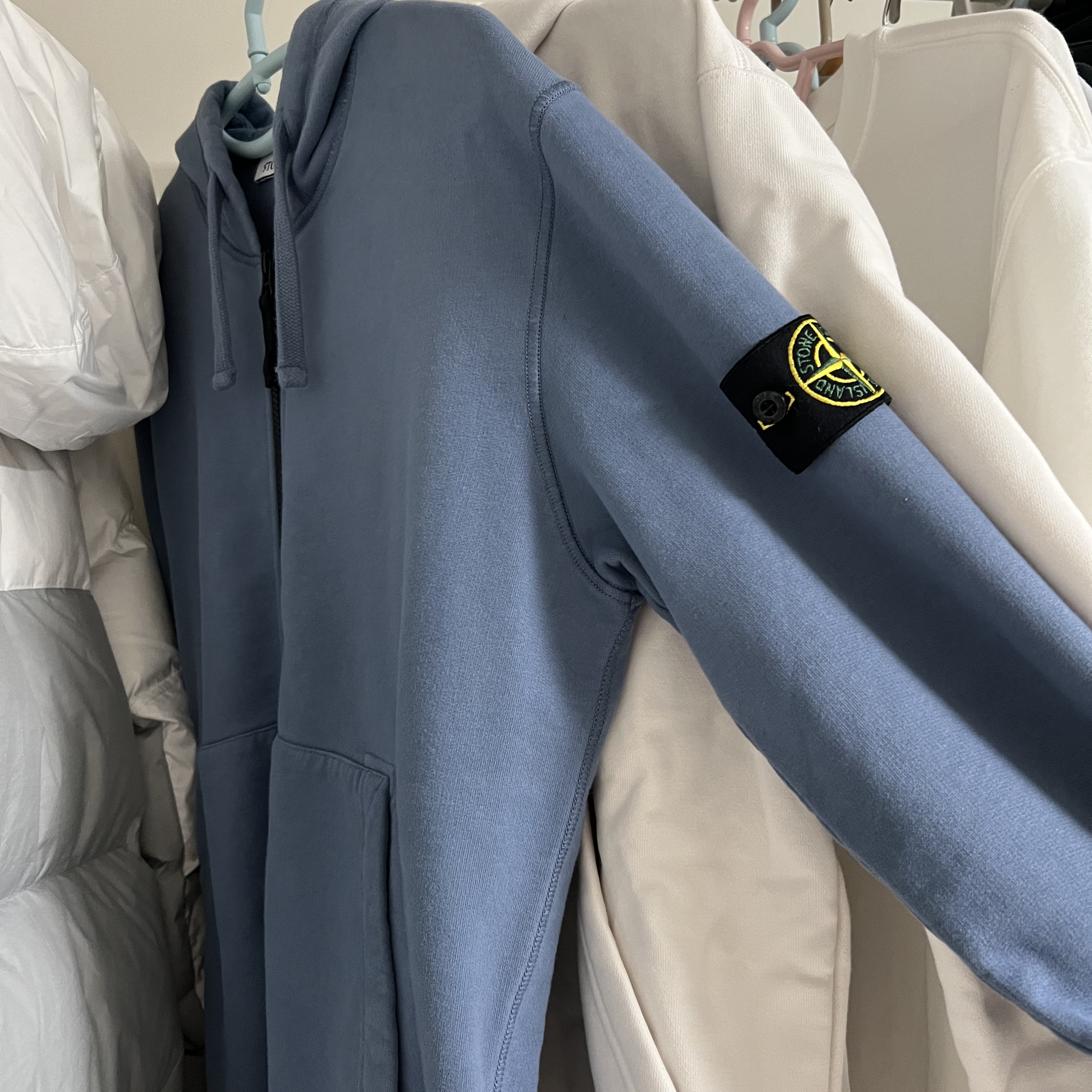 Stone Island 64220 Full Zip Hooded Sweatshirt Avio Blue - 22FW 착용 스타일