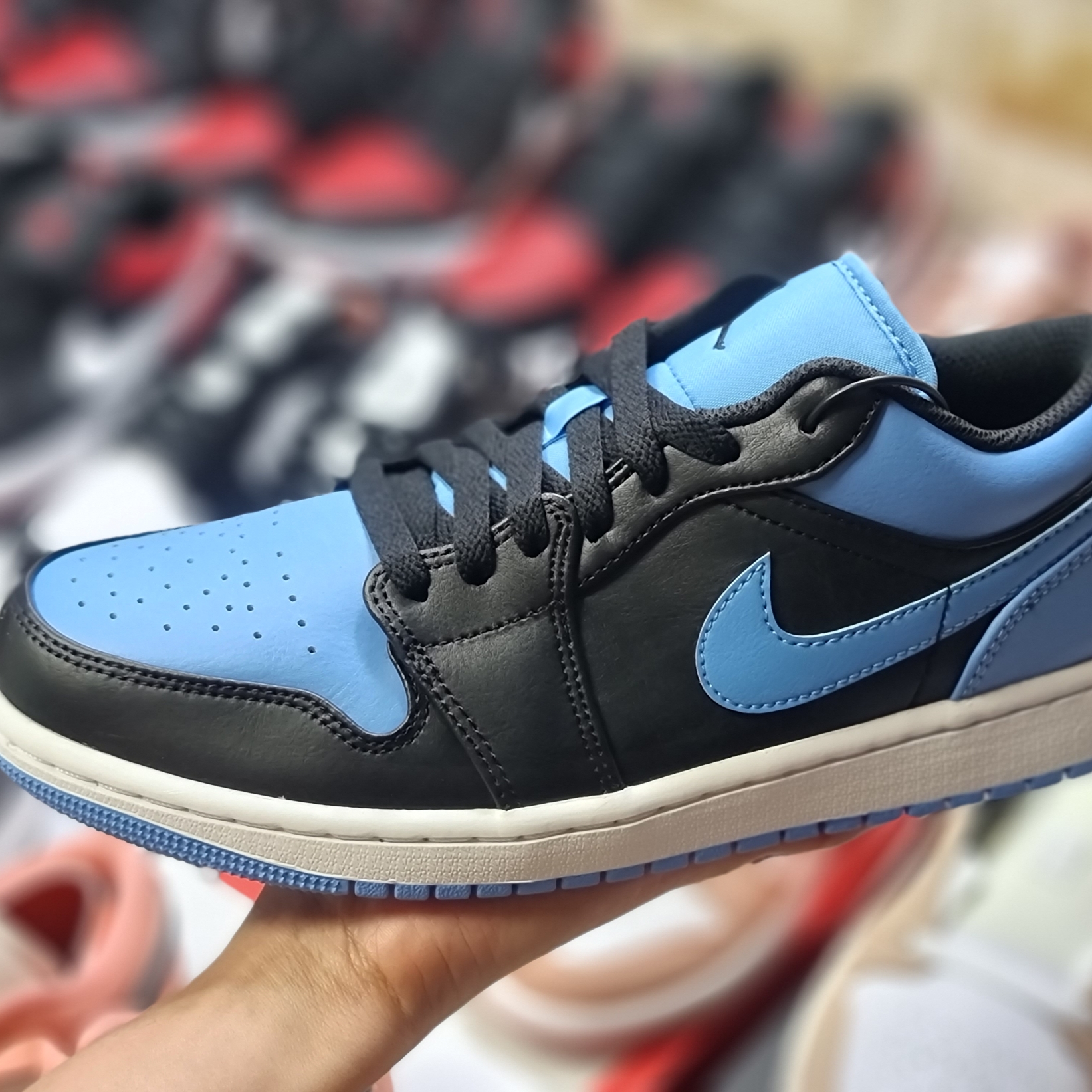 Jordan 1 Low Black University Blue 착용 스타일 - 2