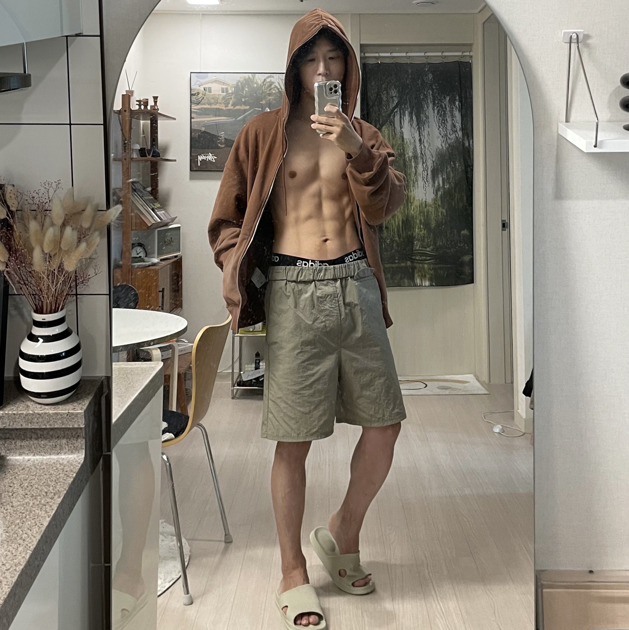 Adidas Yeezy Foam RNNR Clay Taupe 착용 스타일 - 4