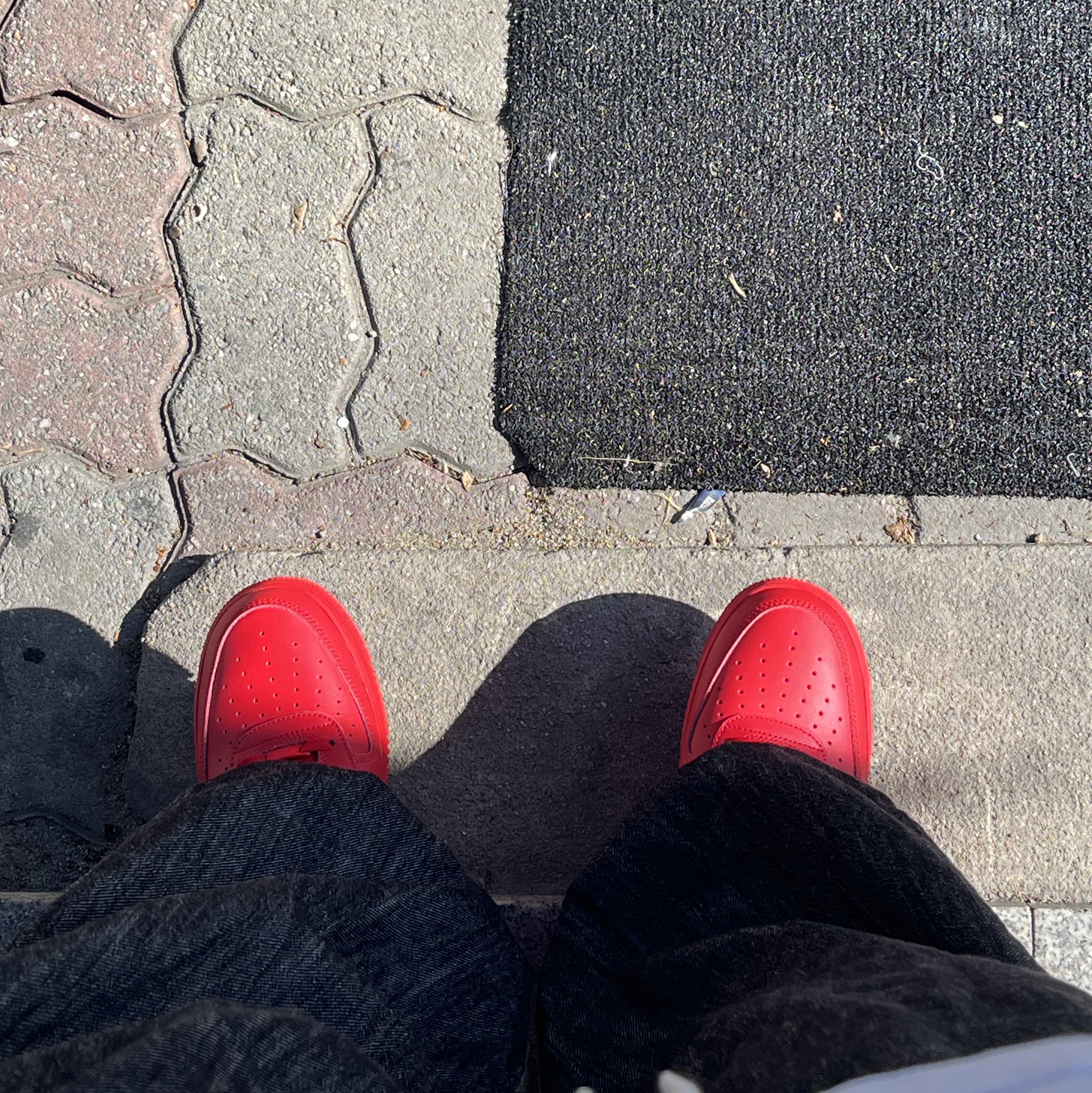 Nike Air Force 1 '07 LV8 Low 1 Triple Red 착용 스타일 - 2