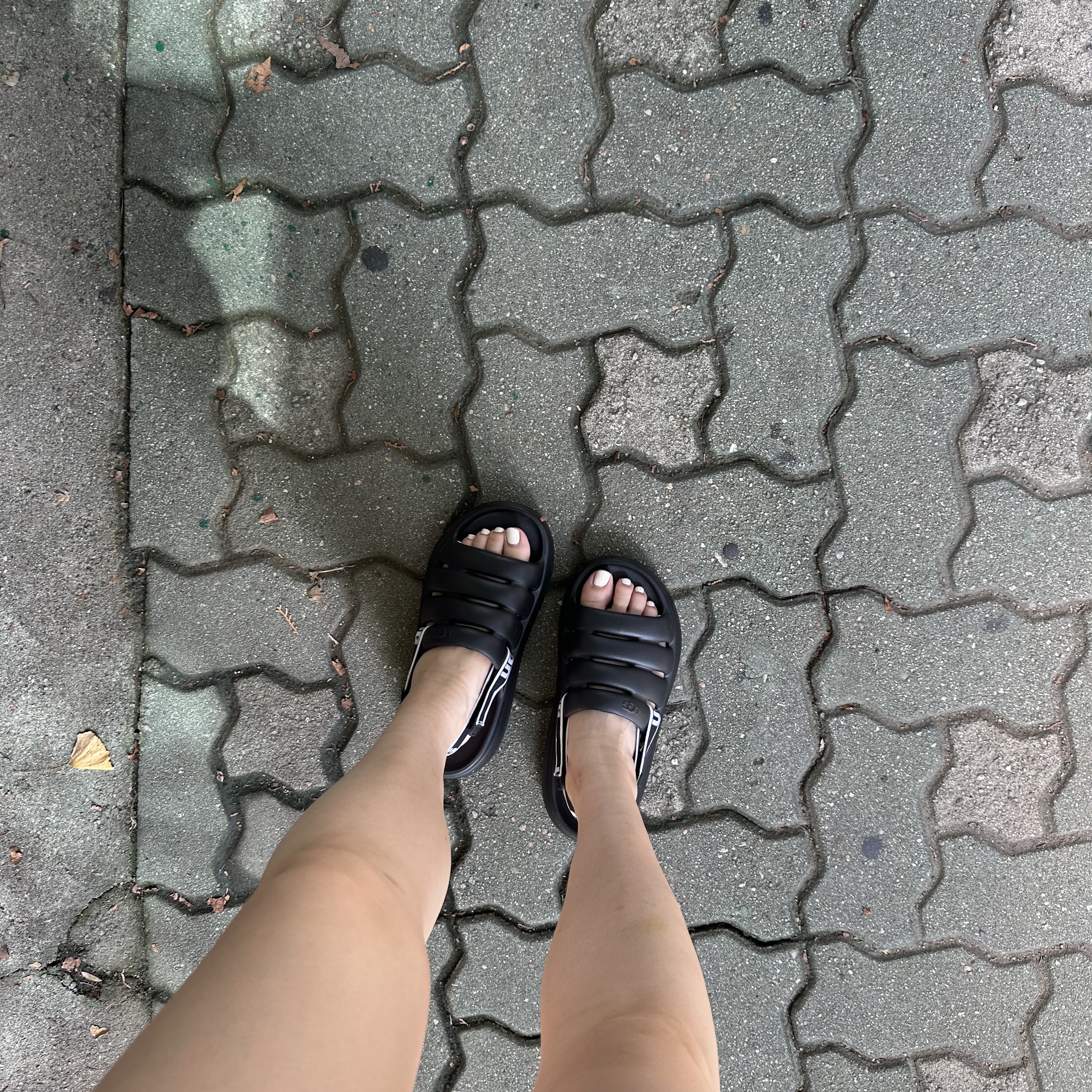 (W) UGG Sport Yeah Slide Black 착용 스타일 - 2