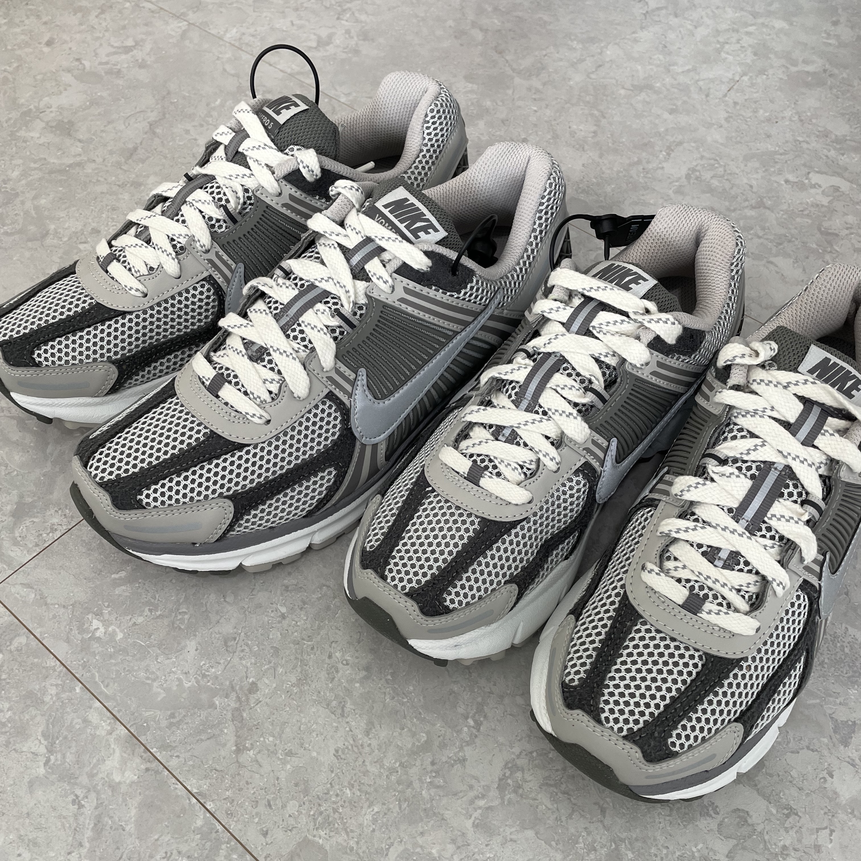 Nike Zoom Vomero 5 PRM Light Iron Ore and Flat Fewter 착용 스타일