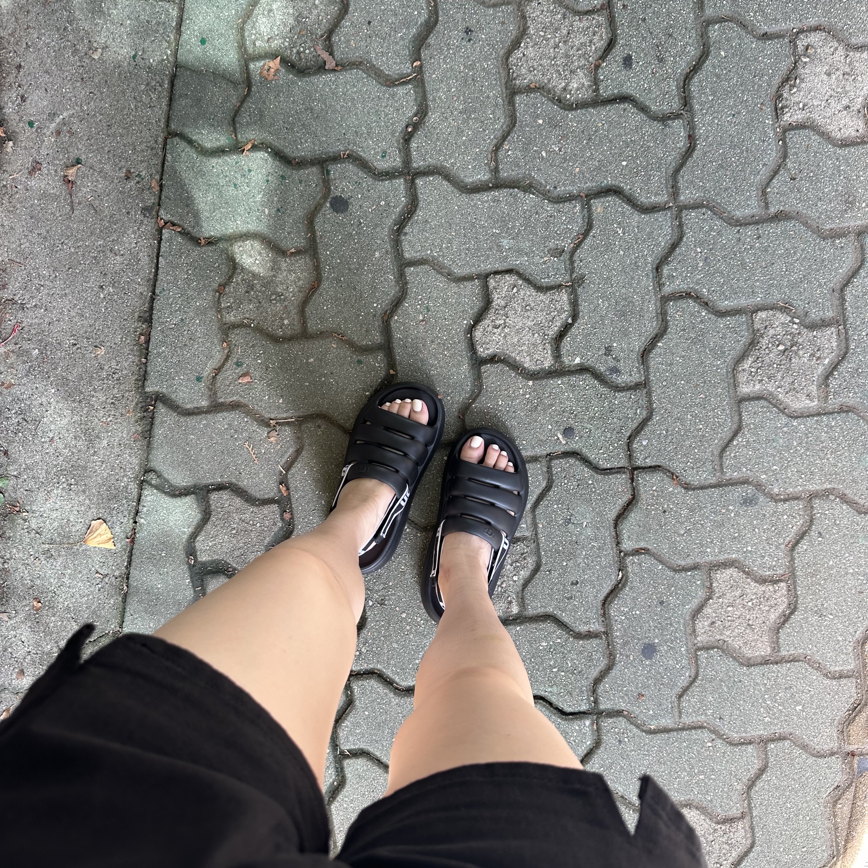 (W) UGG Sport Yeah Slide Black 착용 스타일 - 1