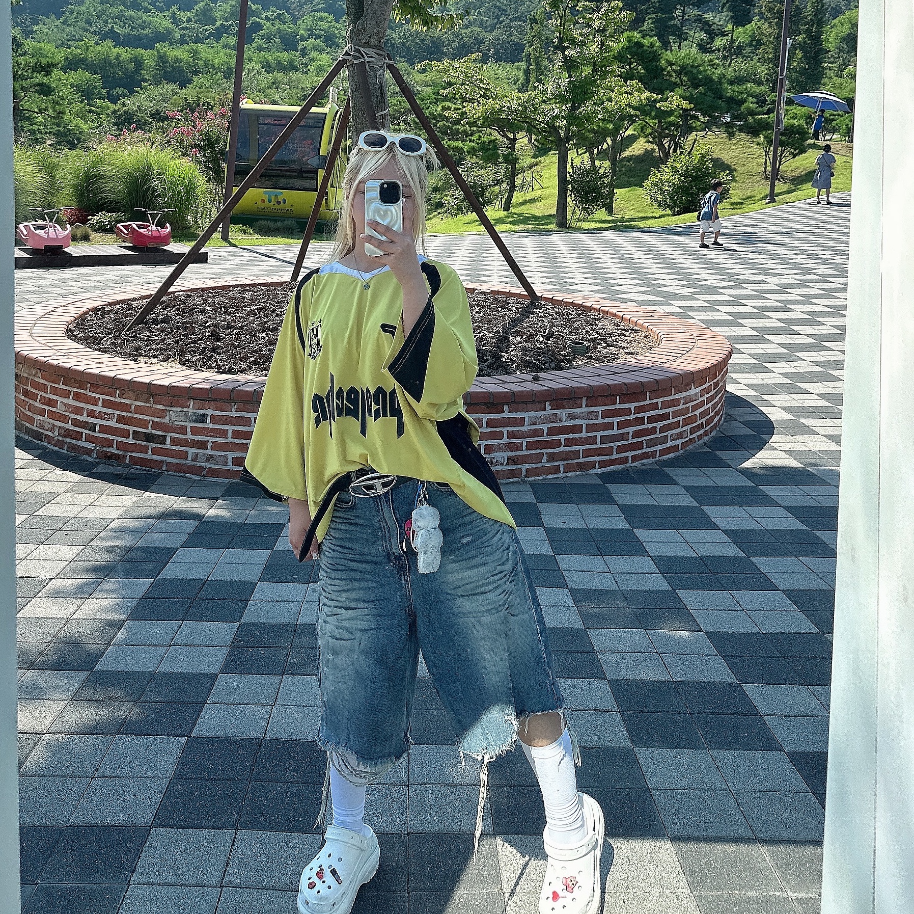 (W) Crocs Classic Platform Clog White, (W) Celine Triomphe 01 Sunglasses in Acetate White 착용 스타일