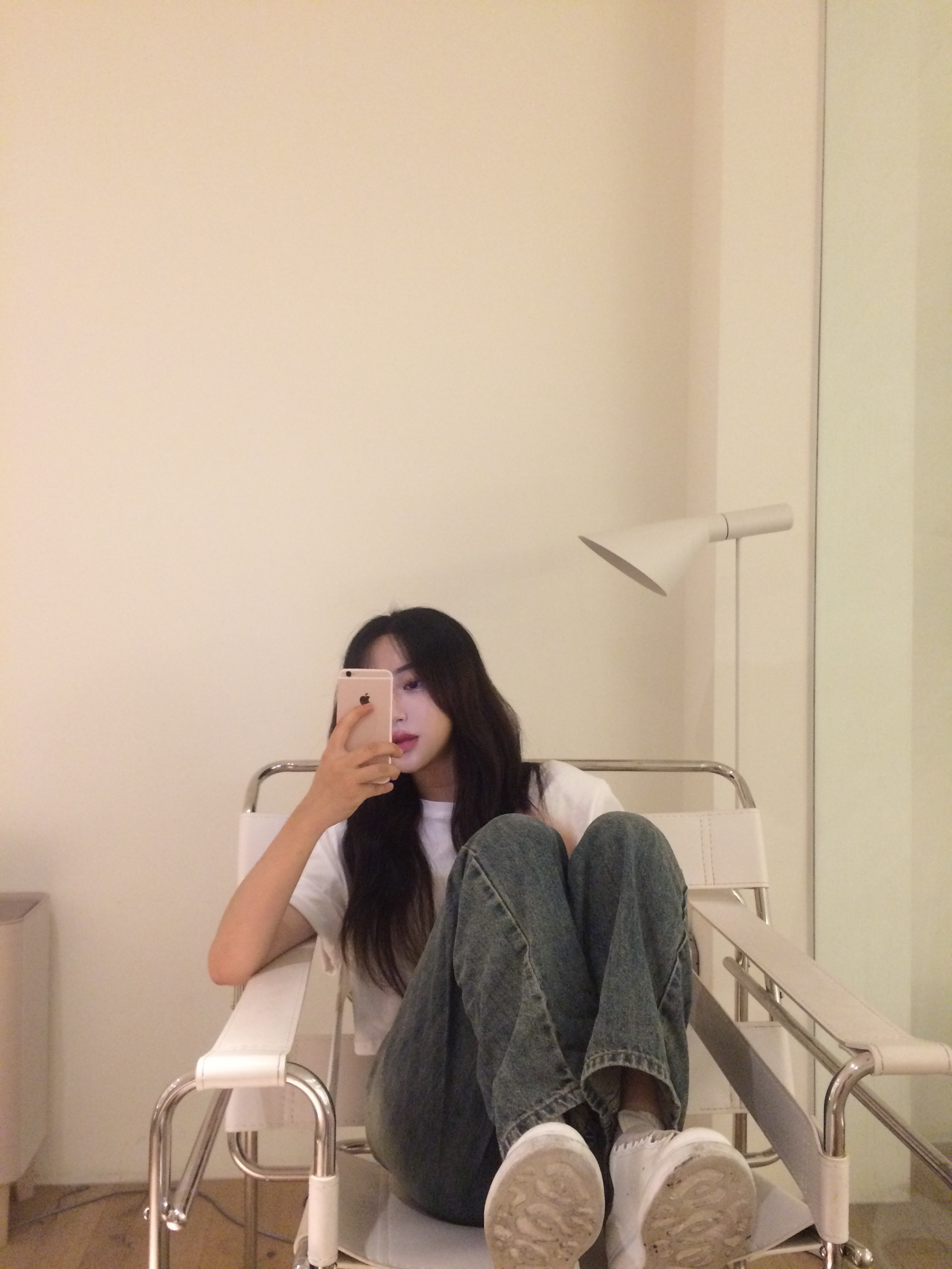 (W) Alexander McQueen Oversized Sneakers White Black Pearl 착용 스타일 - 1