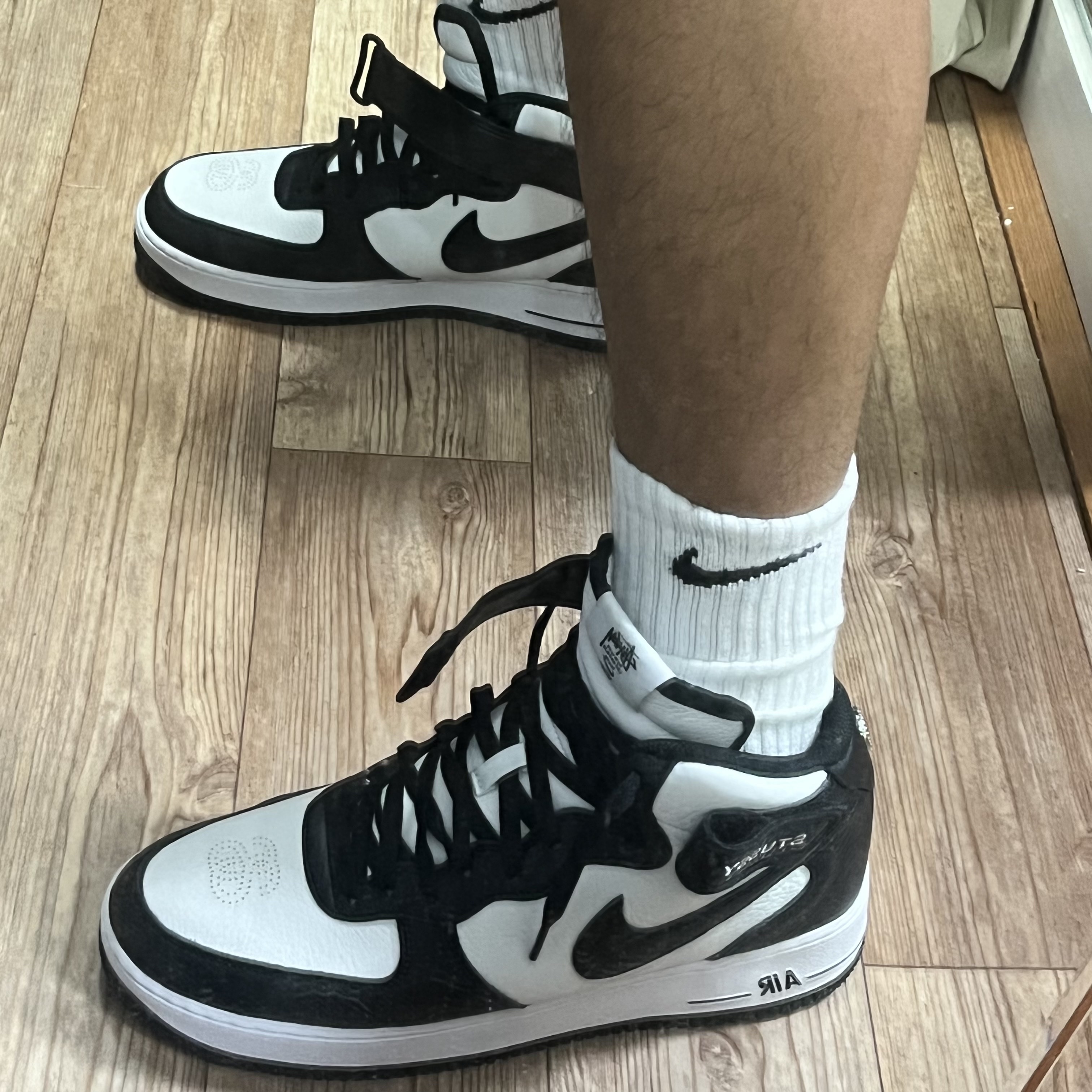 Nike x Stussy Air Force 1 '07 Mid SP Black and Light Bone 착용 스타일 - 2